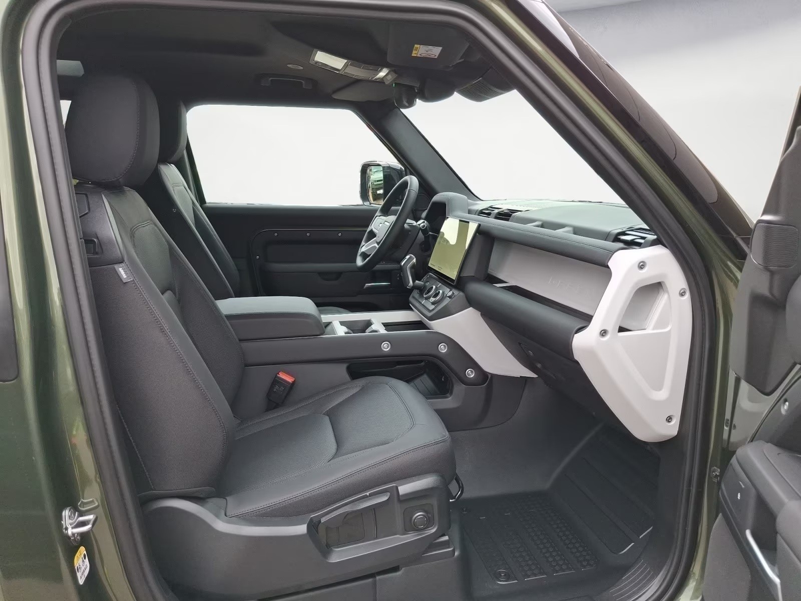 LAND ROVER Defender 90 3.0D I6 200 S AT8-image-9