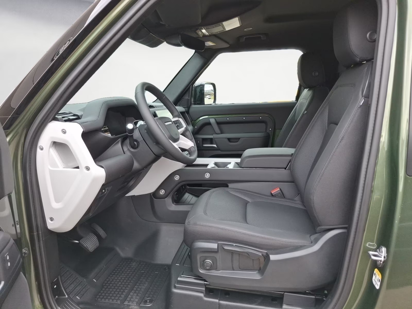 LAND ROVER Defender 90 3.0D I6 200 S AT8-image-8