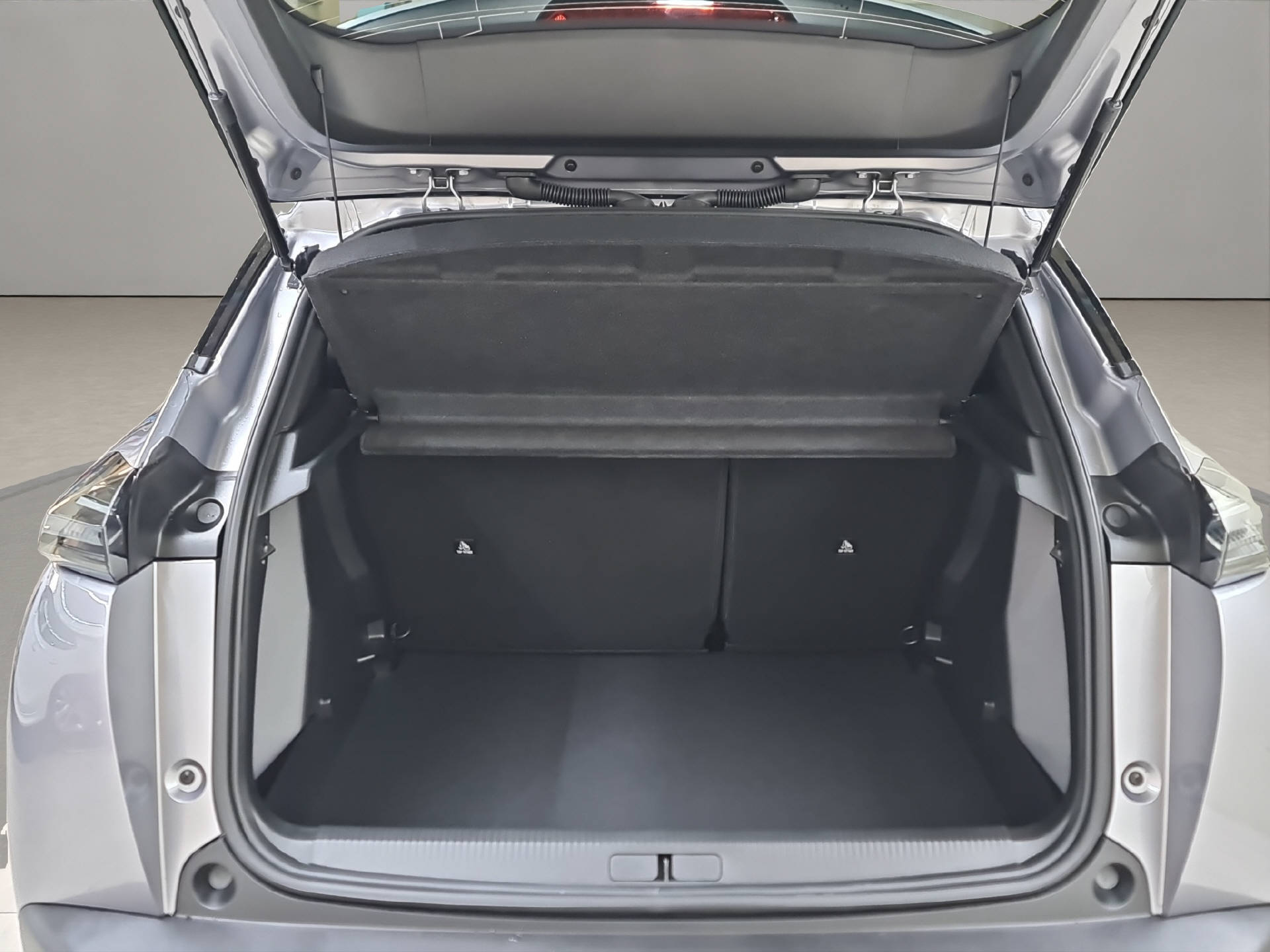 PEUGEOT 2008 1.2 Hybrid 145 Allure-image-11