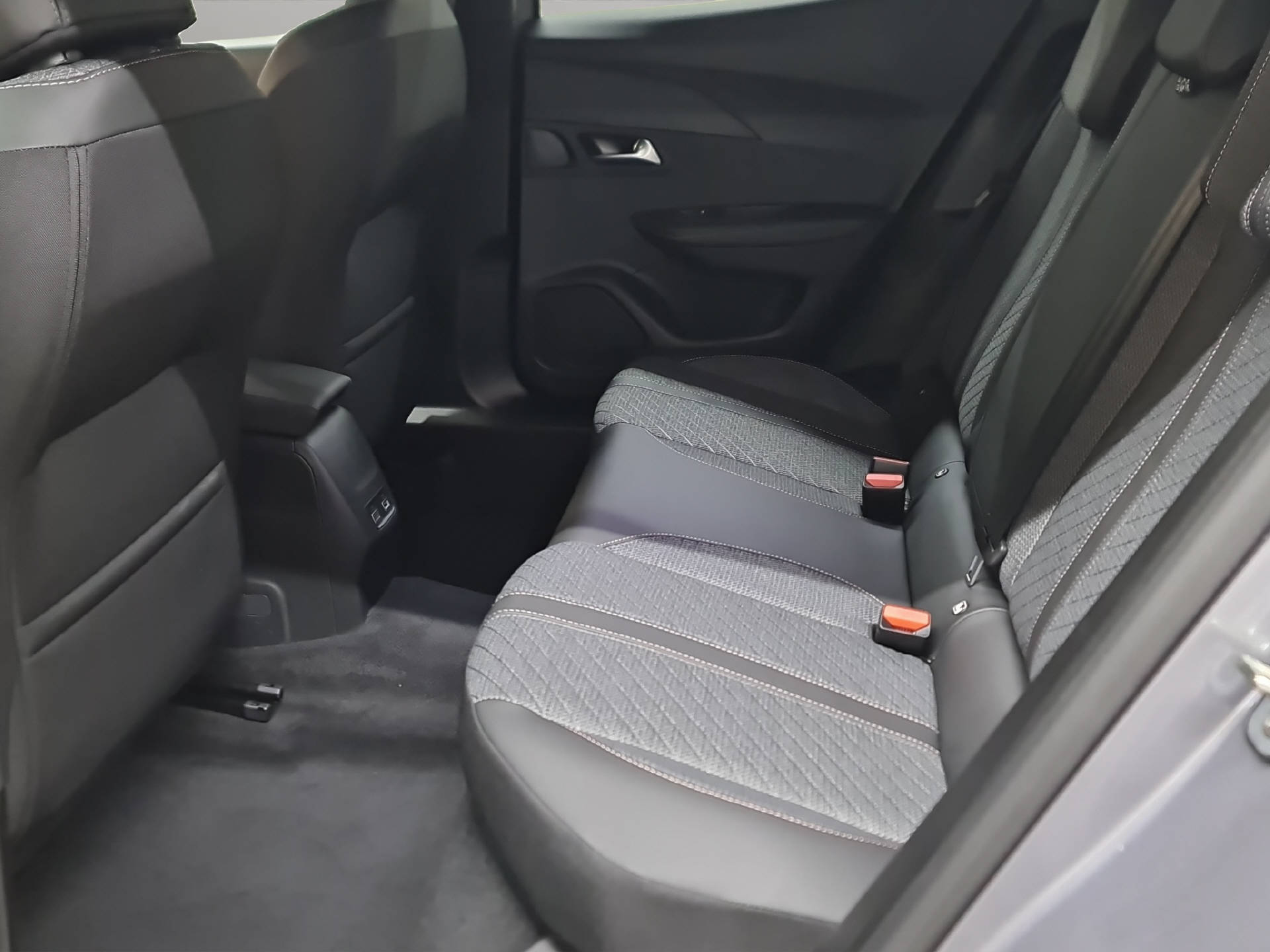 PEUGEOT 2008 1.2 Hybrid 145 Allure-image-9