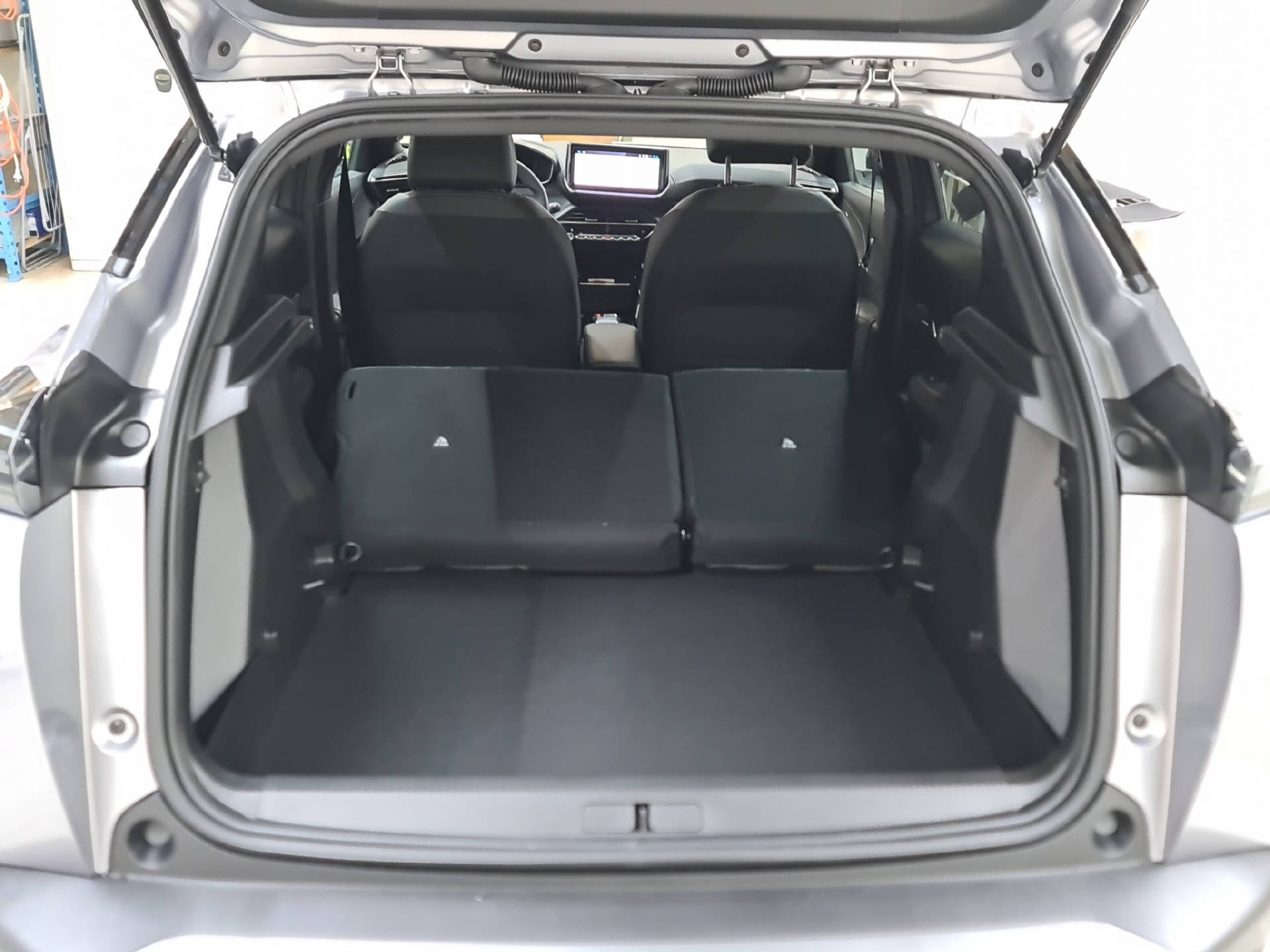 PEUGEOT 2008 1.2 Hybrid 145 Allure-image-12