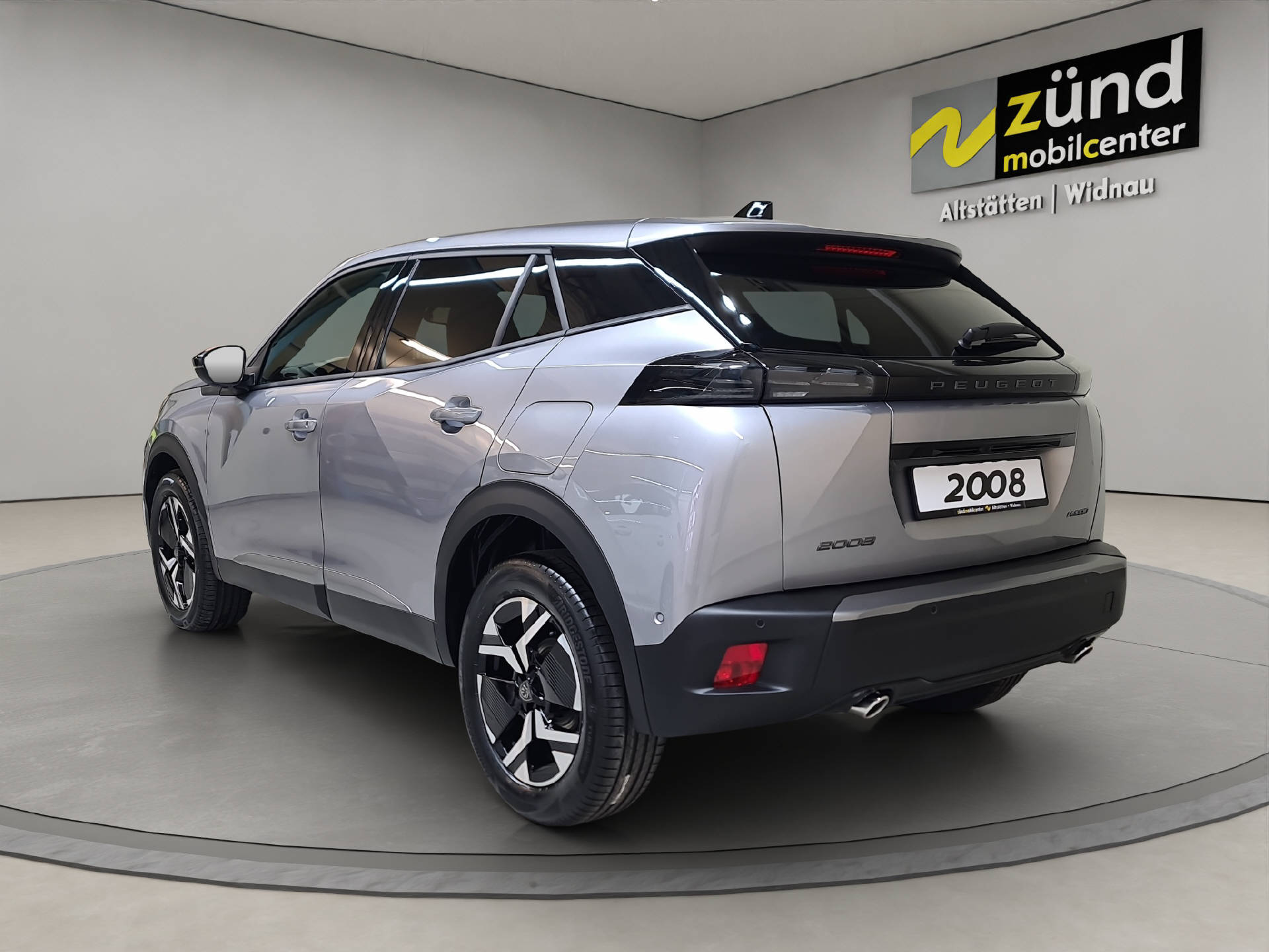 PEUGEOT 2008 1.2 Hybrid 145 Allure-image-2