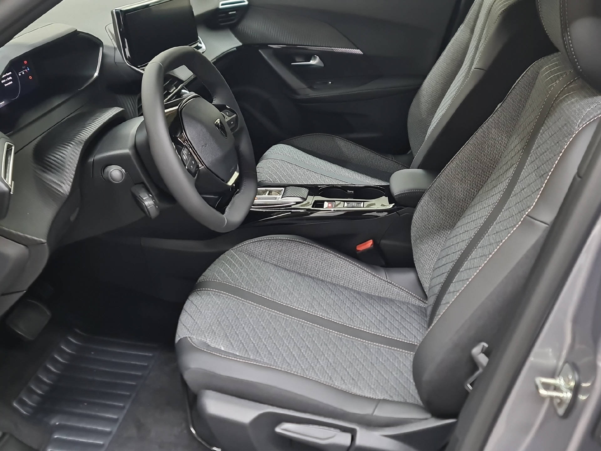 PEUGEOT 2008 1.2 Hybrid 145 Allure-image-5