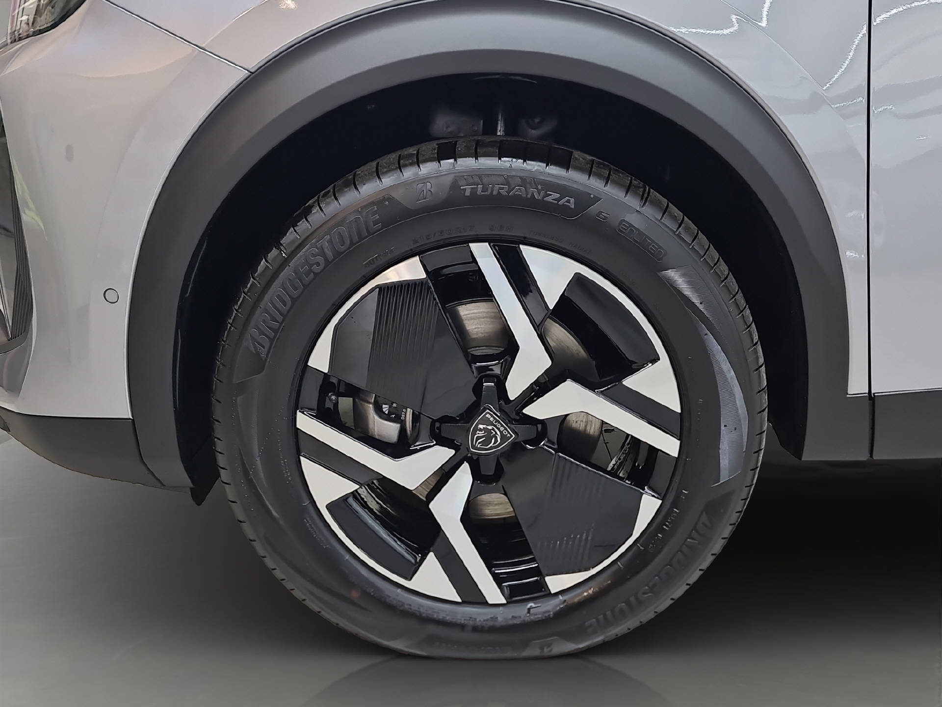PEUGEOT 2008 1.2 Hybrid 145 Allure-image-13
