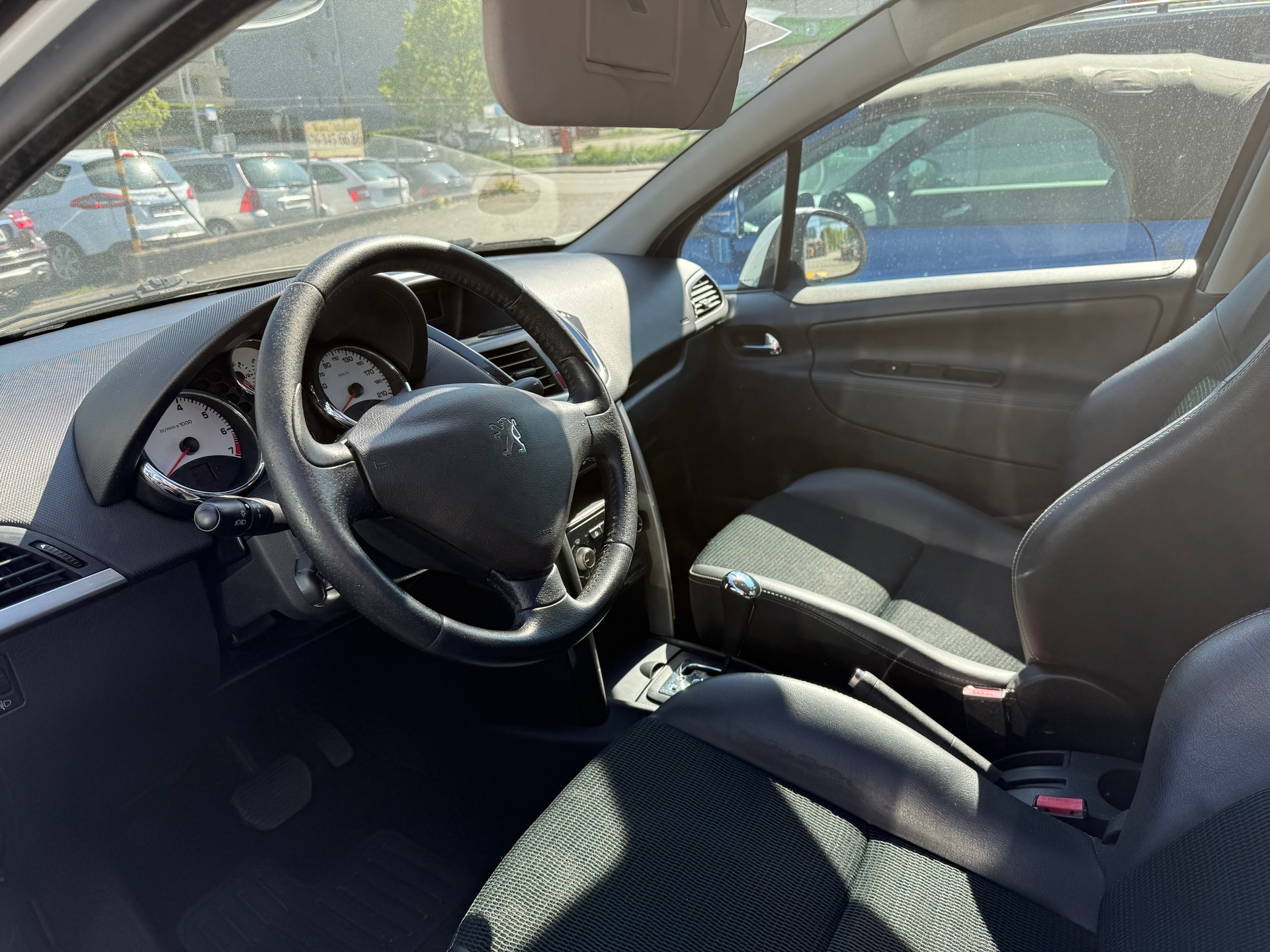 PEUGEOT 207 1.6 16V Allure Automatic-image-3