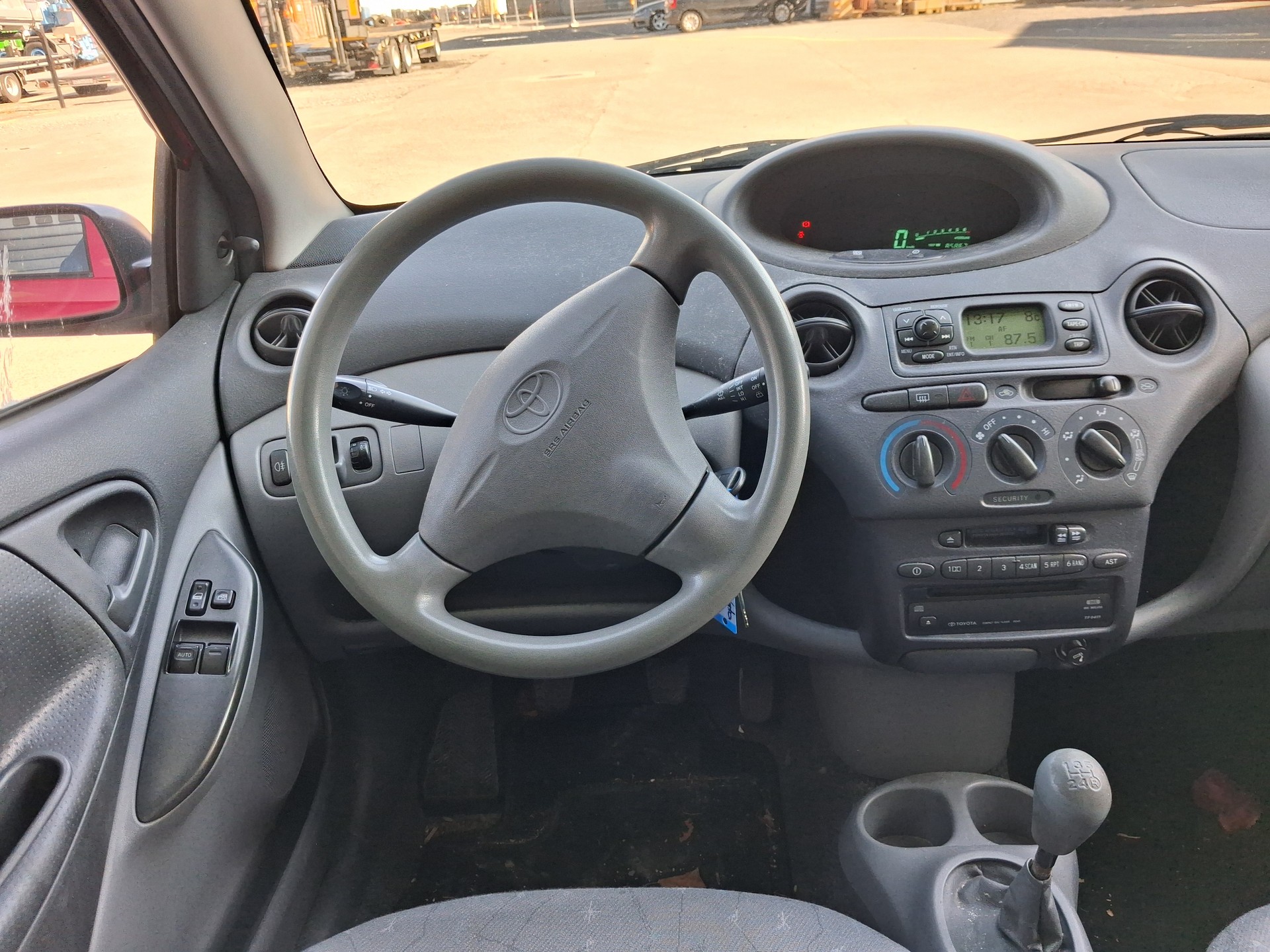 TOYOTA Yaris 1.0 Linea Terra-image-9