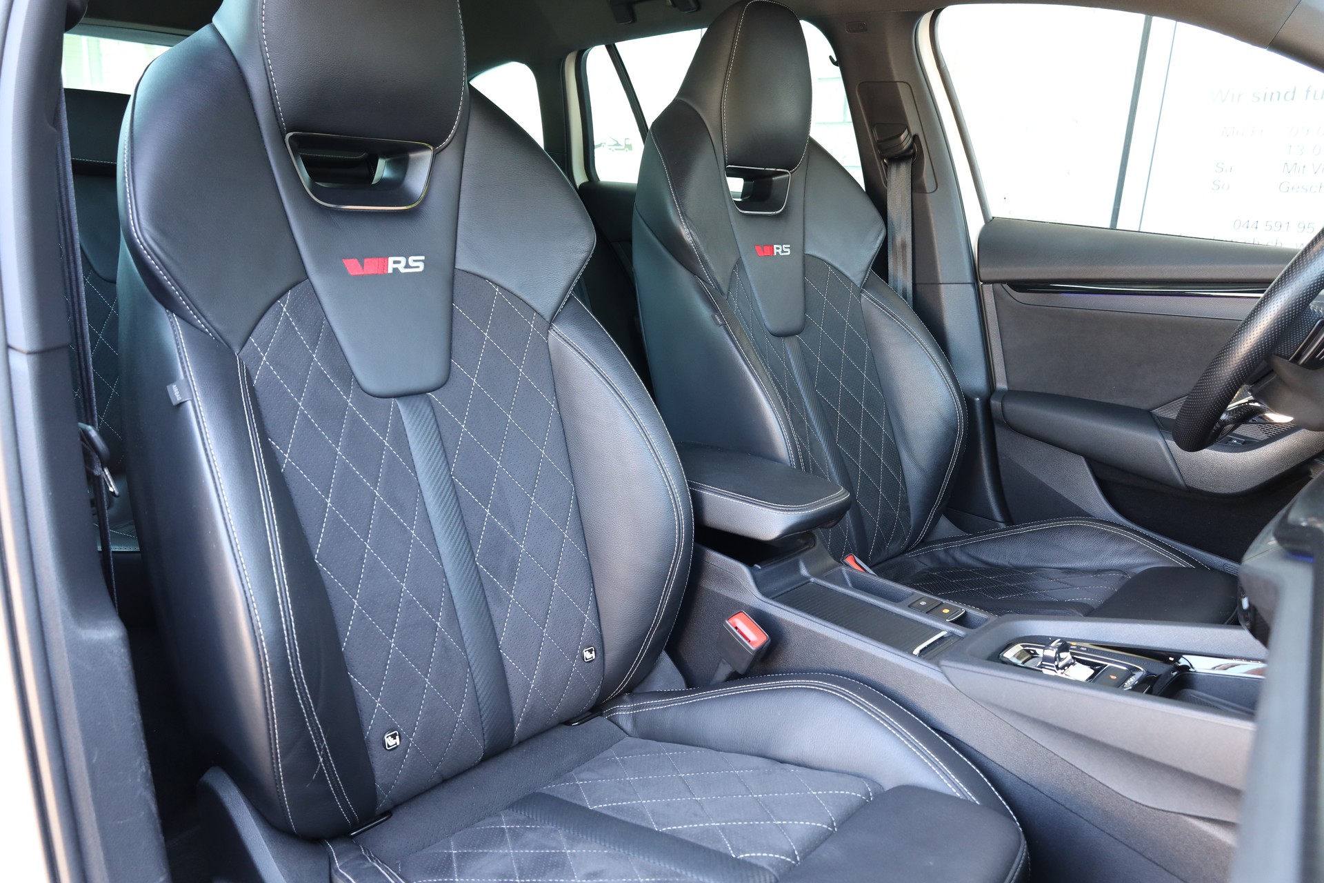 SKODA Octavia Combi 2.0 TDI DSG RS 4x4-image-16