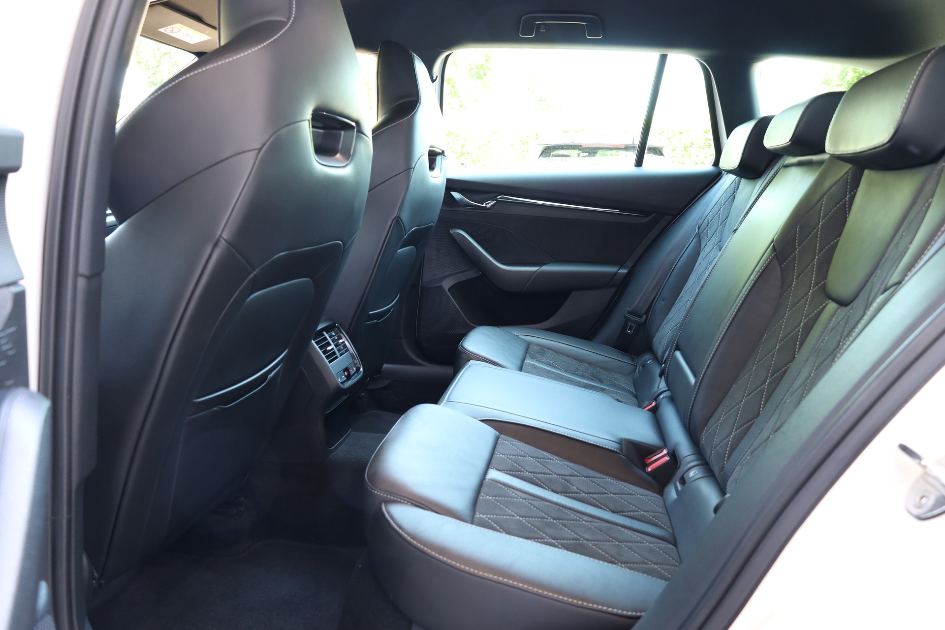 SKODA Octavia Combi 2.0 TDI DSG RS 4x4-image-17