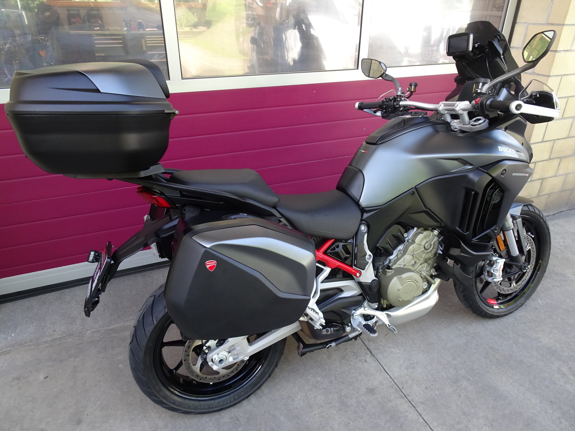 DUCATI Multistrada V4 S Travel & Radar-showroom-element-3