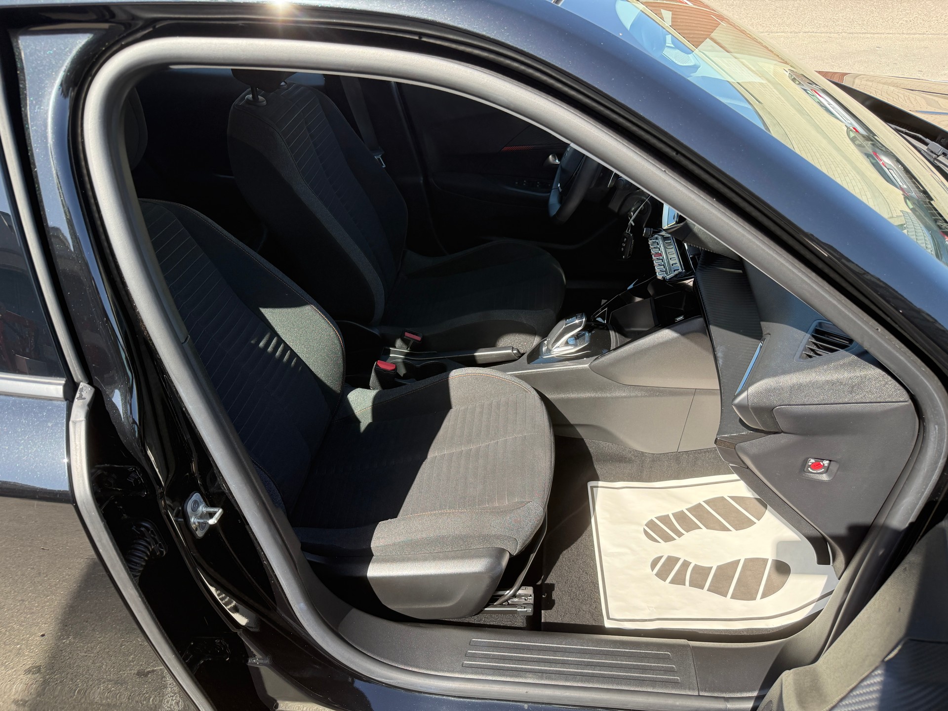 PEUGEOT 2008 1.5 BlueHDi Allure EAT8-image-7