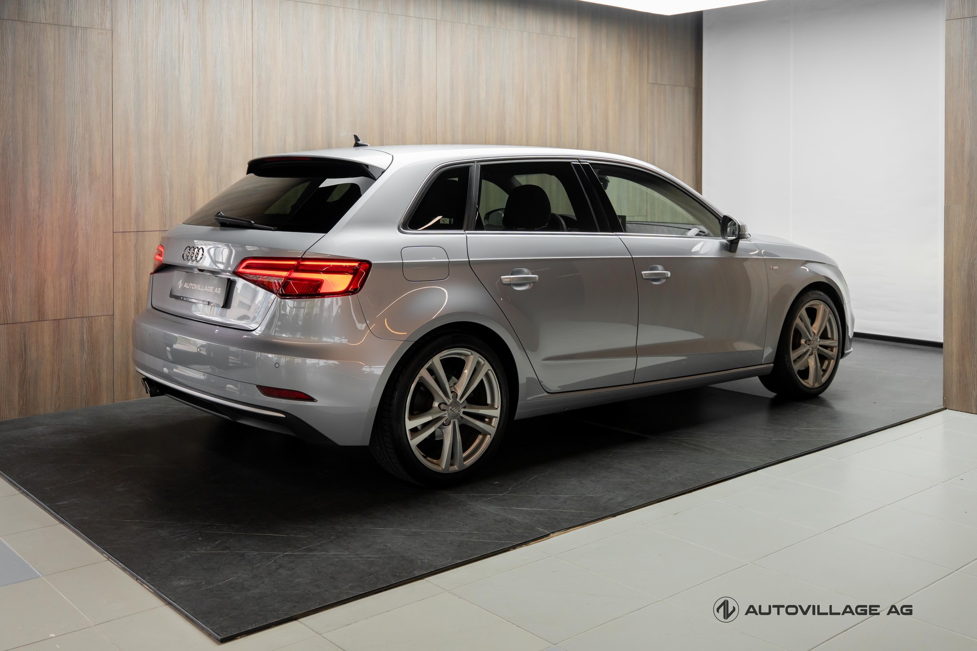 AUDI A3 Sportback 40 TFSI Sport S-tronic-showroom-element-1