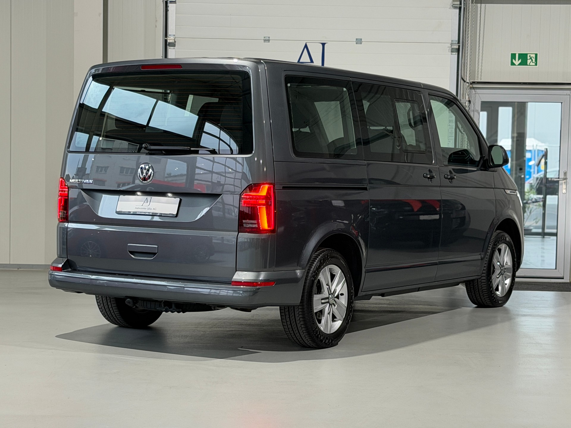 VW T6.1 Multivan 2.0 TDI Family DSG (CH) AHK 2.5T - 7 Platz-image-6