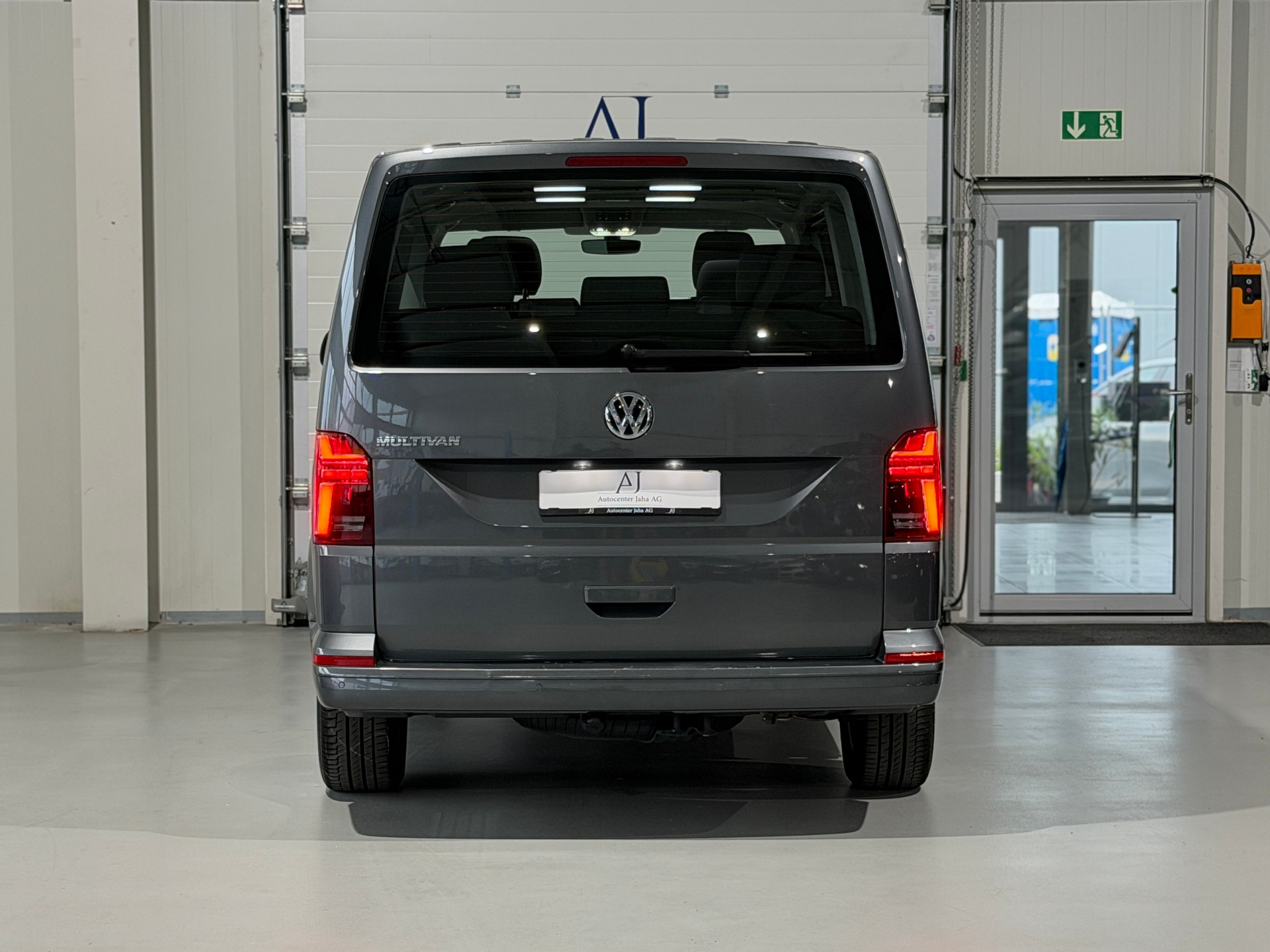 VW T6.1 Multivan 2.0 TDI Family DSG (CH) AHK 2.5T - 7 Platz-image-17