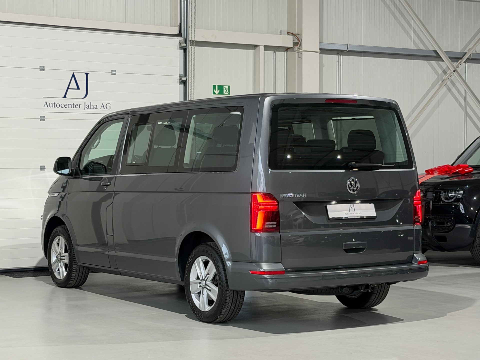 VW T6.1 Multivan 2.0 TDI Family DSG (CH) AHK 2.5T - 7 Platz-image-16