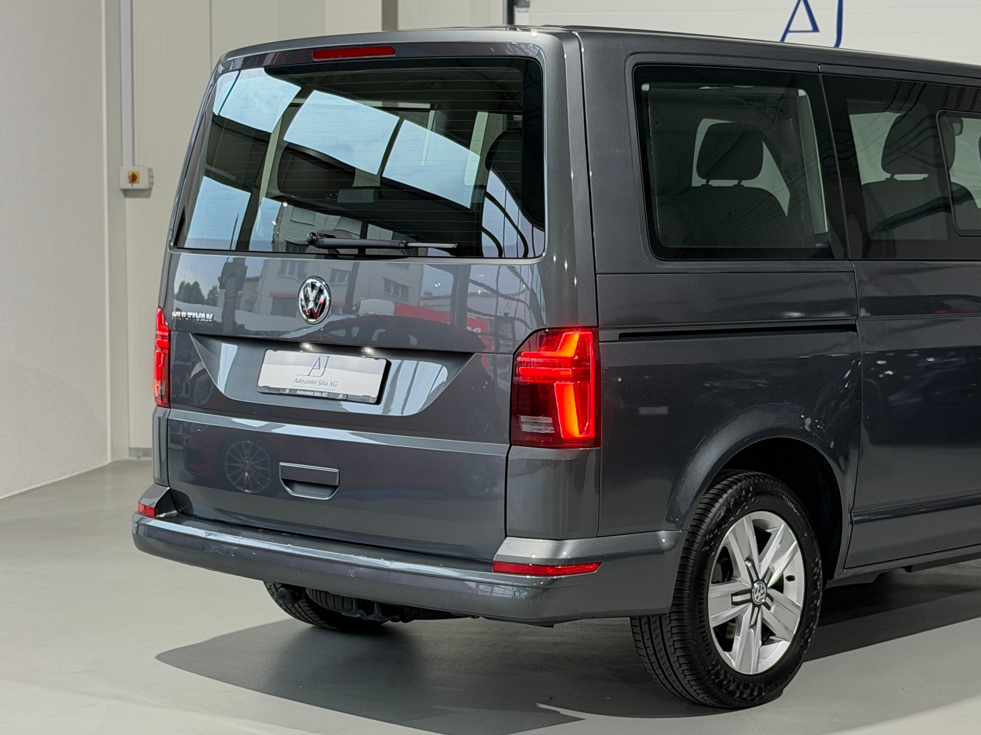 VW T6.1 Multivan 2.0 TDI Family DSG (CH) AHK 2.5T - 7 Platz-image-5