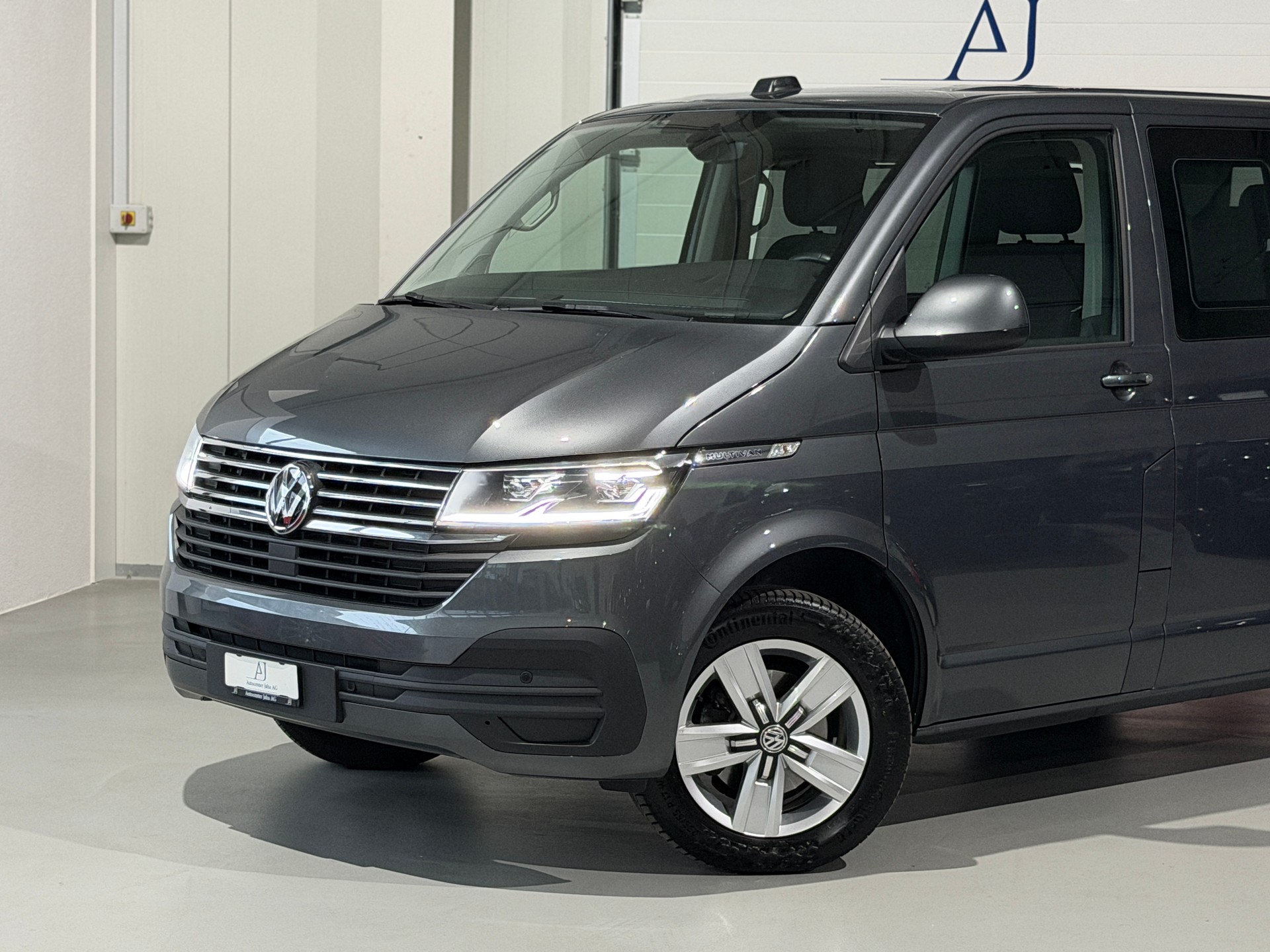 VW T6.1 Multivan 2.0 TDI Family DSG (CH) AHK 2.5T - 7 Platz-image-1