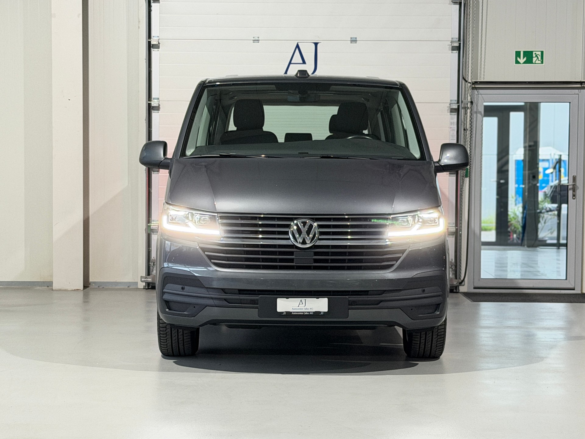 VW T6.1 Multivan 2.0 TDI Family DSG (CH) AHK 2.5T - 7 Platz-image-3