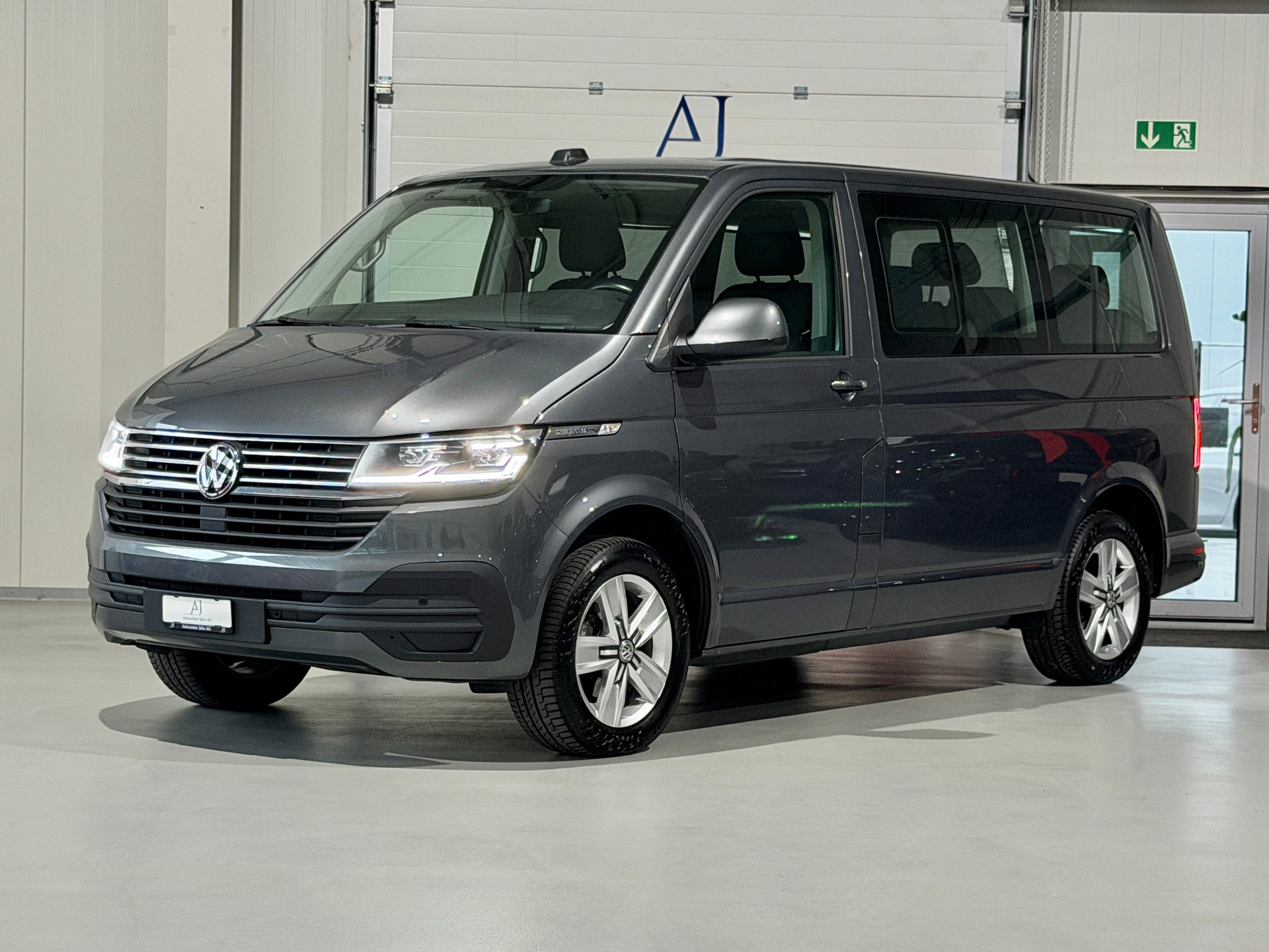 VW T6.1 Multivan 2.0 TDI Family DSG (CH) AHK 2.5T - 7 Platz-image-2