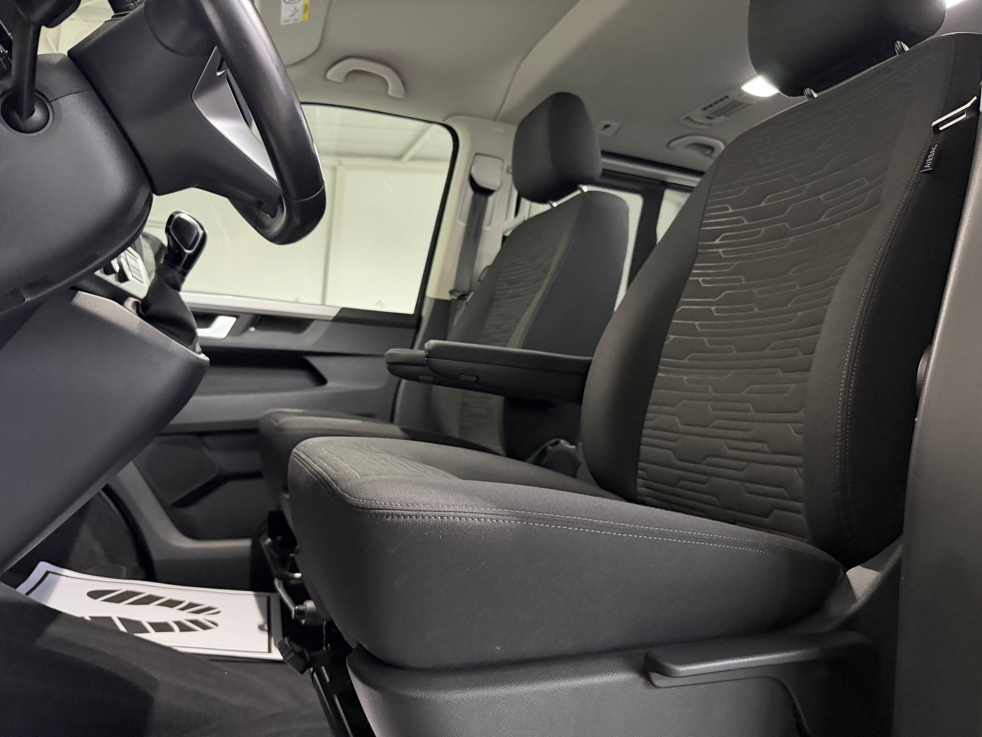 VW T6.1 Multivan 2.0 TDI Family DSG (CH) AHK 2.5T - 7 Platz-image-18