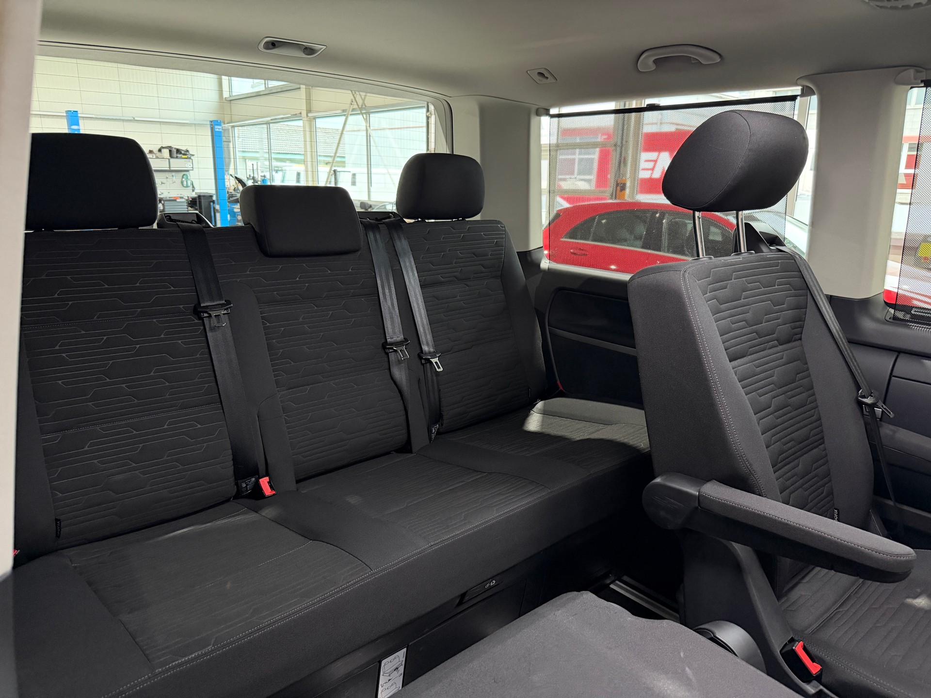 VW T6.1 Multivan 2.0 TDI Family DSG (CH) AHK 2.5T - 7 Platz-image-14