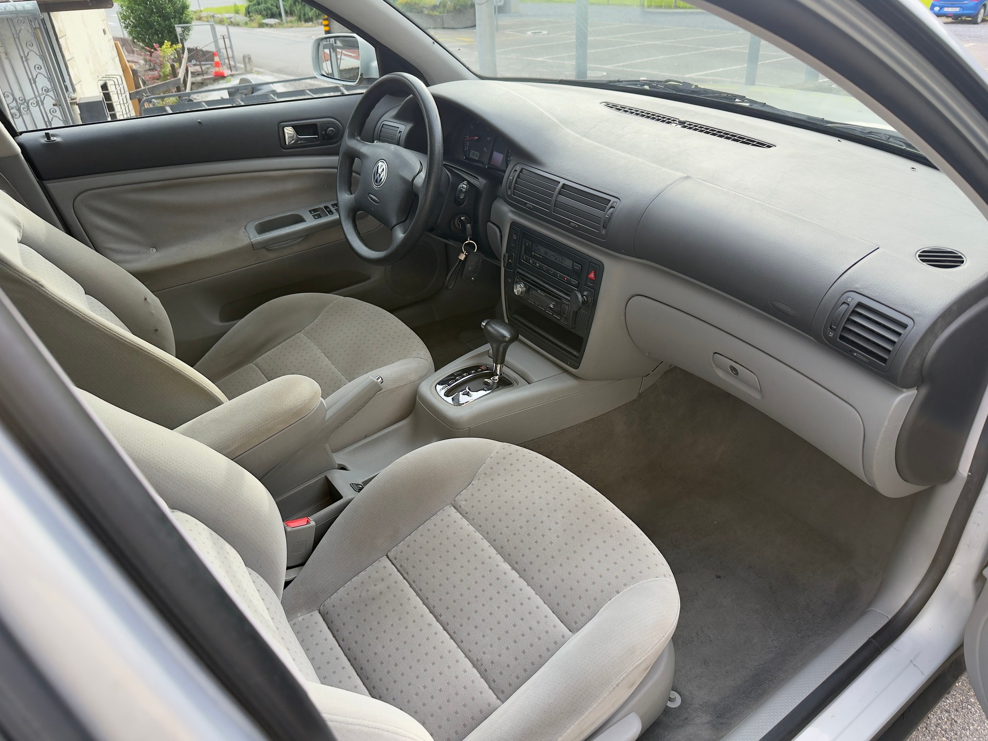 VW Passat 2.8 V6 Trendline 4Motion-image-9