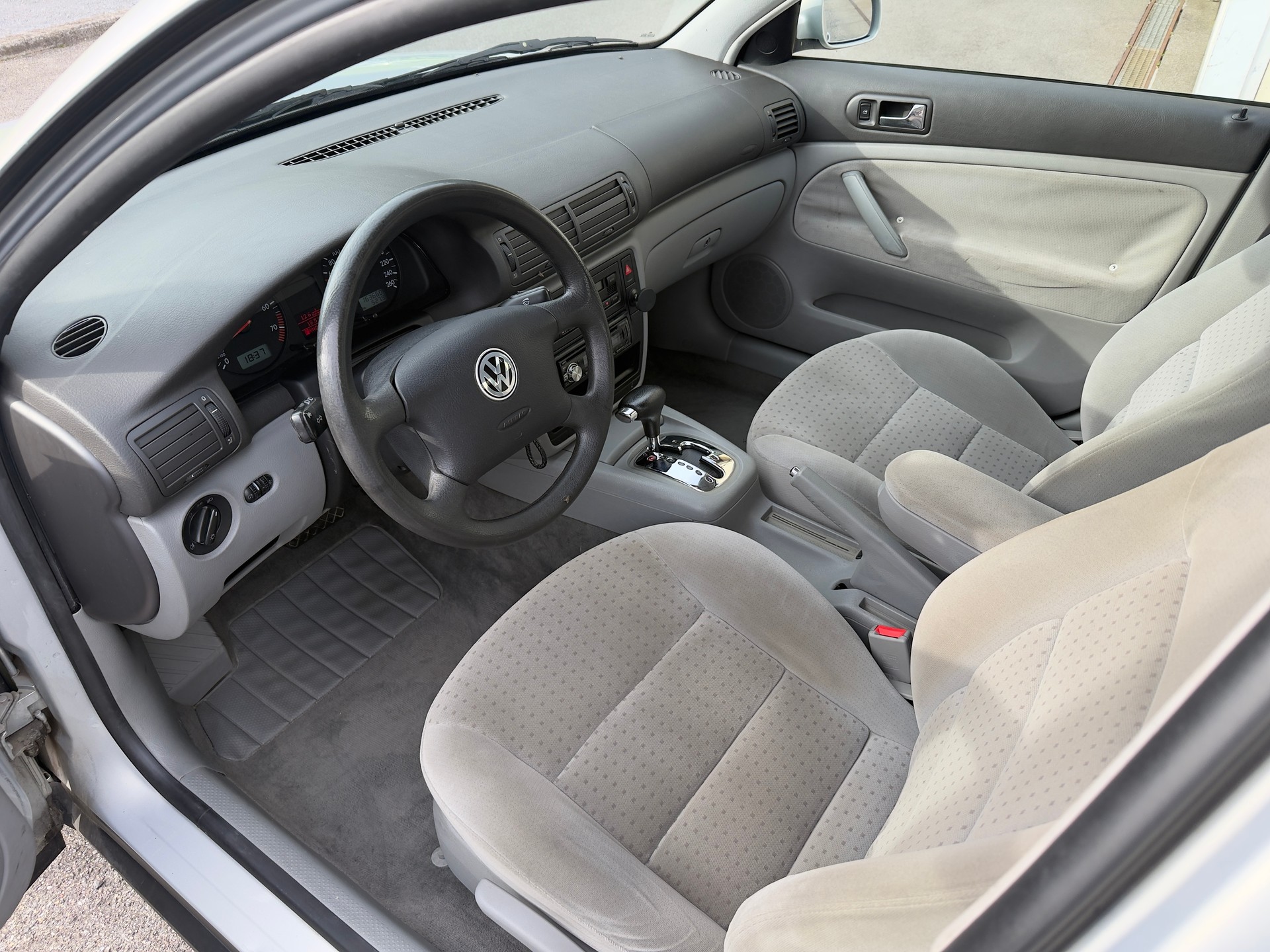VW Passat 2.8 V6 Trendline 4Motion-image-10