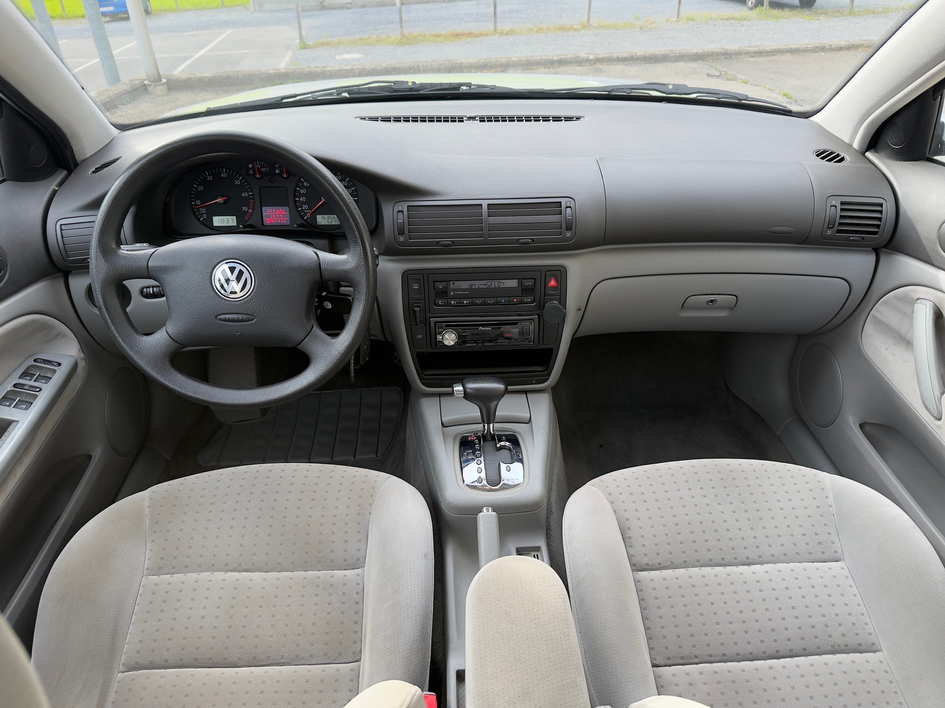 VW Passat 2.8 V6 Trendline 4Motion-image-11