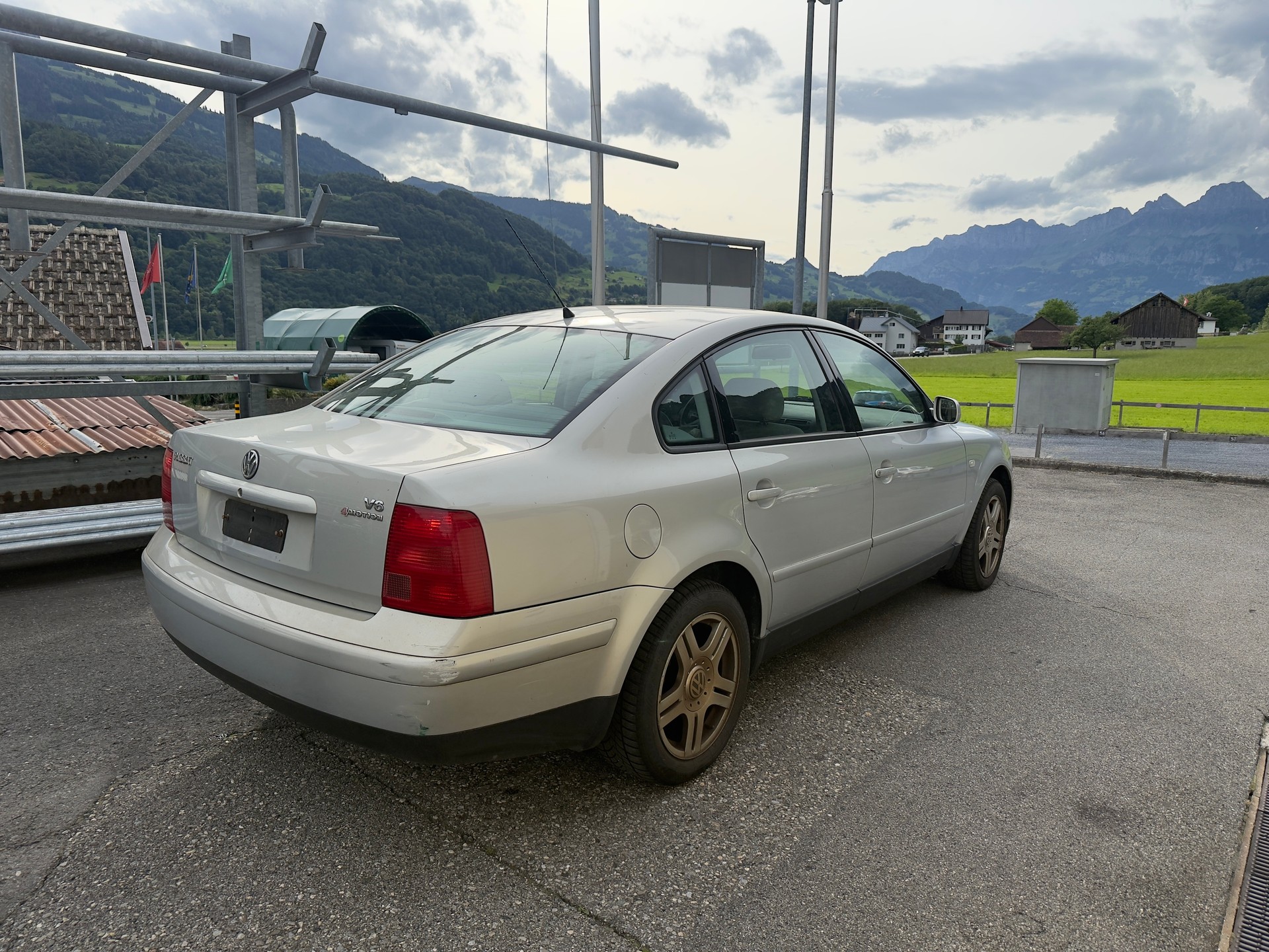 VW Passat 2.8 V6 Trendline 4Motion-image-5