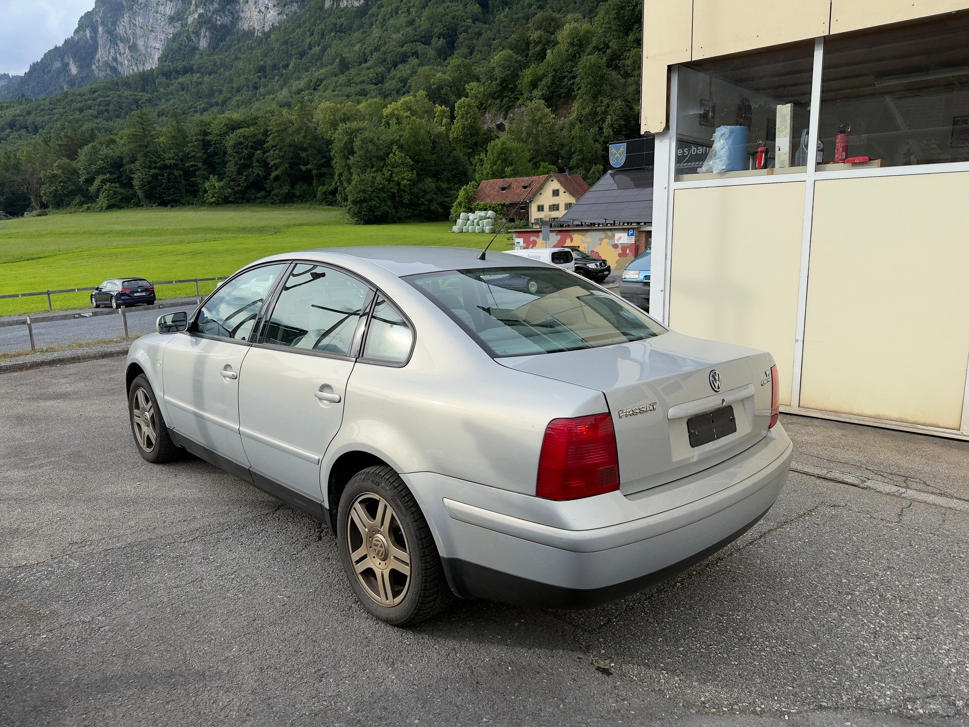 VW Passat 2.8 V6 Trendline 4Motion-image-4