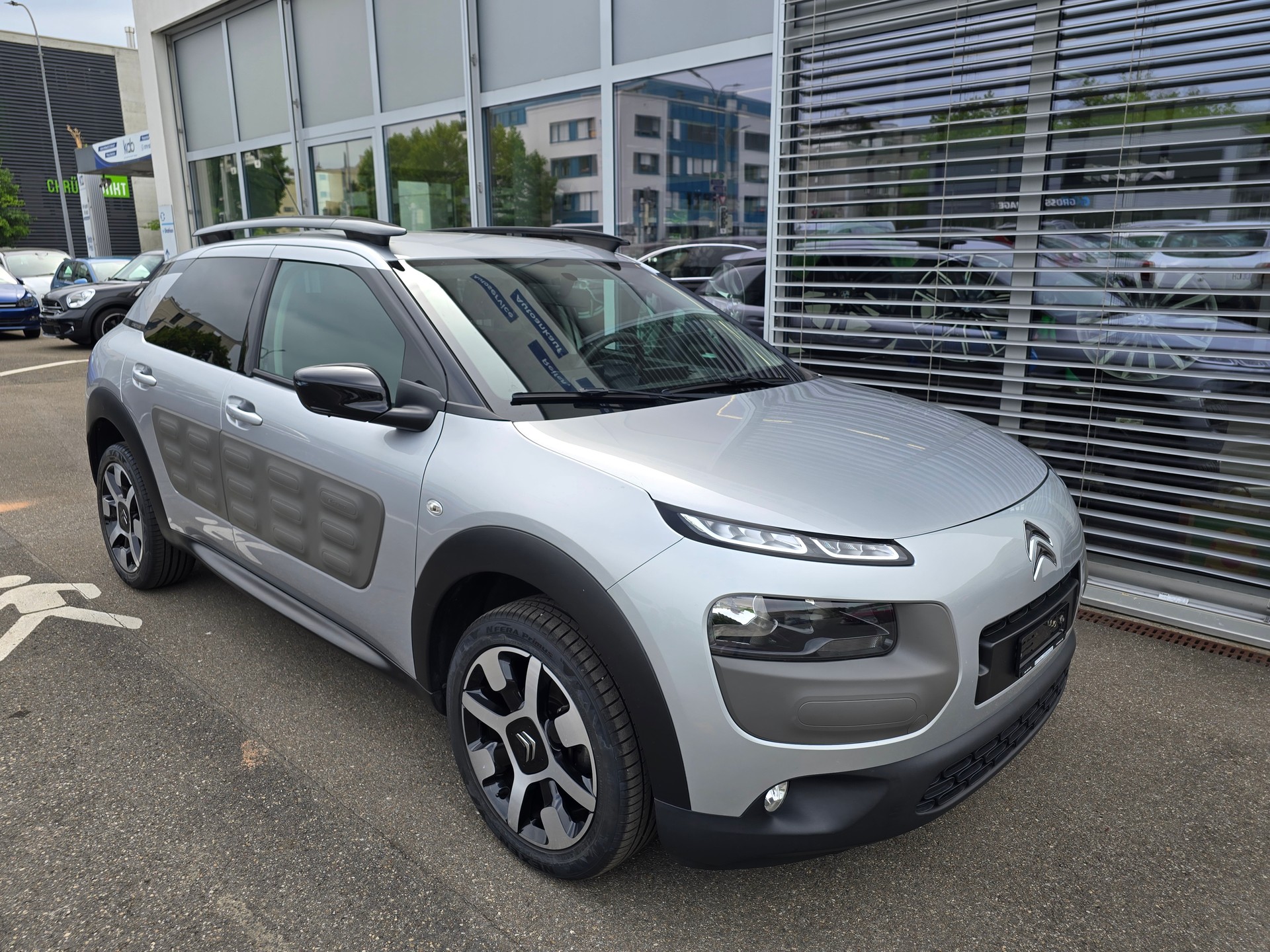 CITROEN C4 Cactus 1.2 VTi Shine-image-1