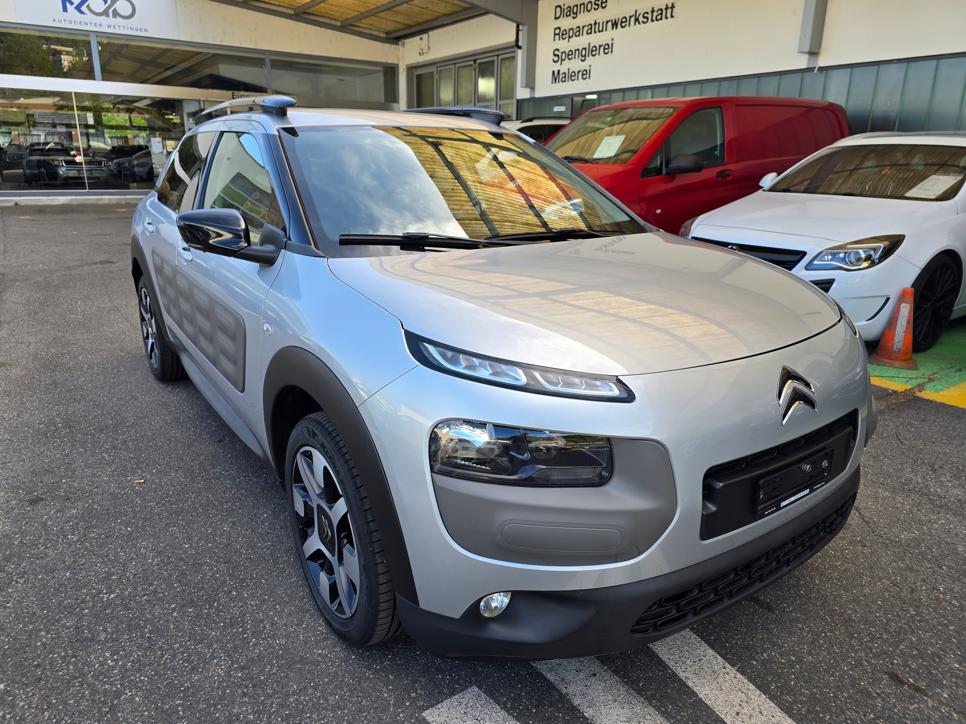 CITROEN C4 Cactus 1.2 VTi Shine-image-1