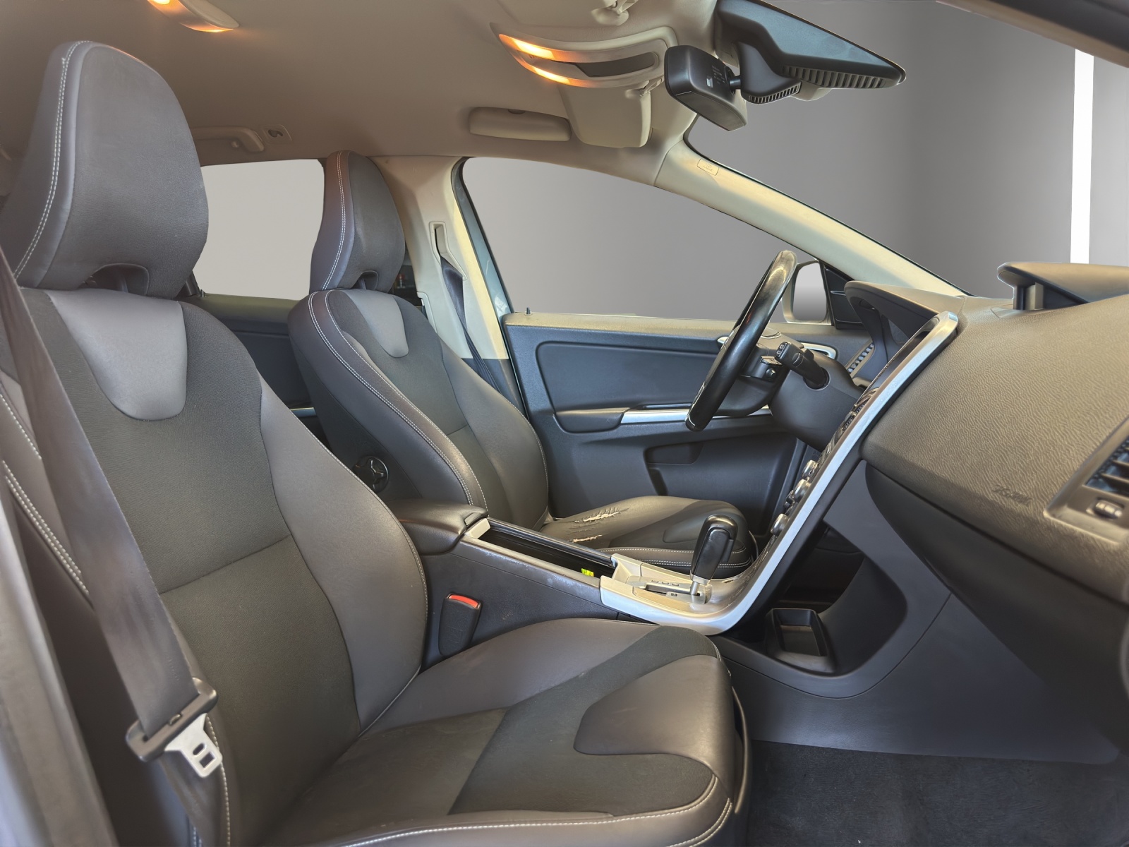 VOLVO XC60 2.4D Geartronic-image-13