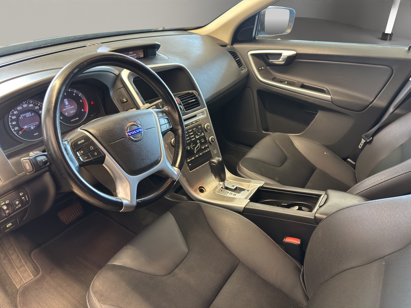 VOLVO XC60 2.4D Geartronic-image-11
