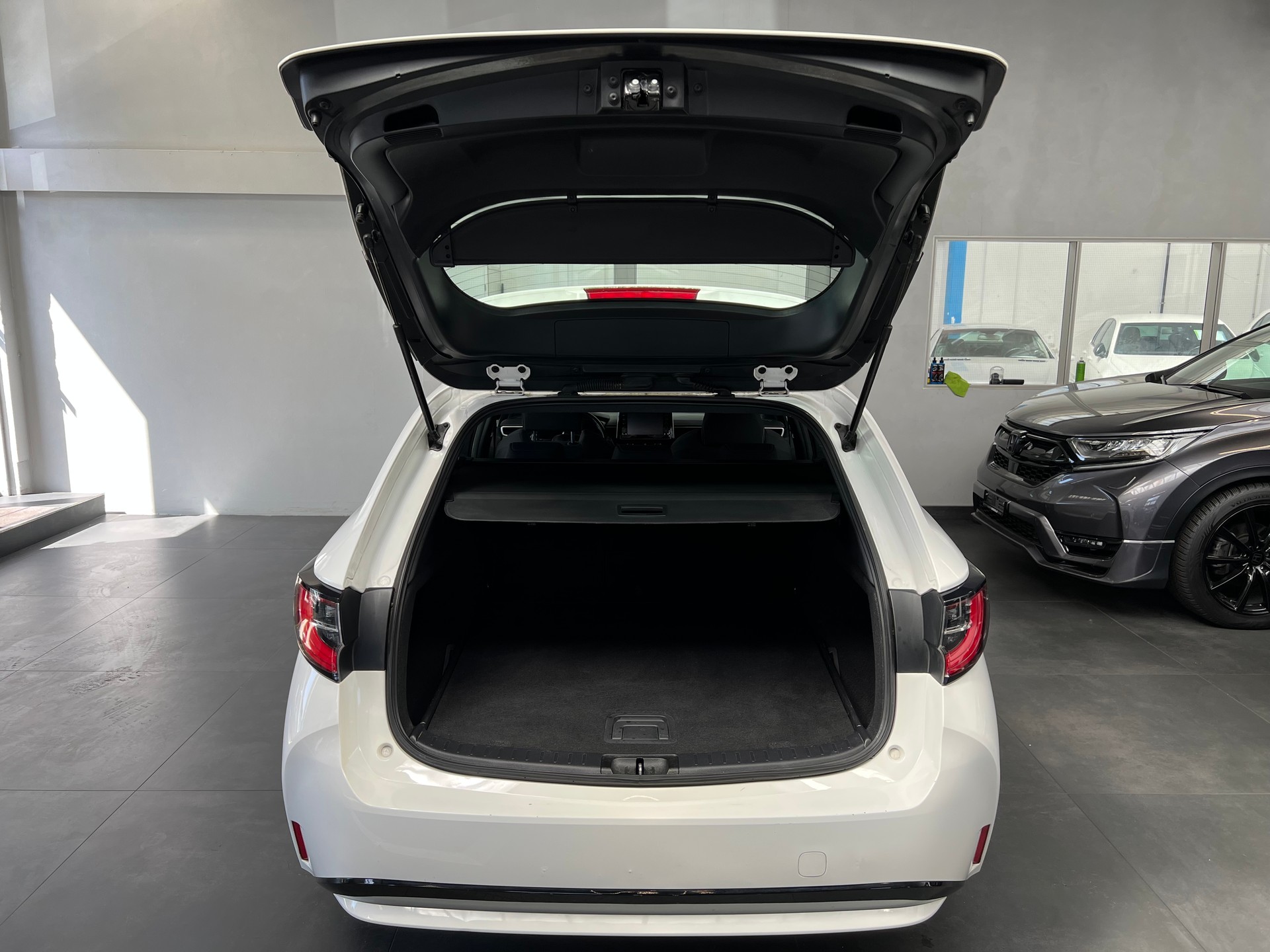 TOYOTA Touring Sports 1.8 HSD Comfort-image-10