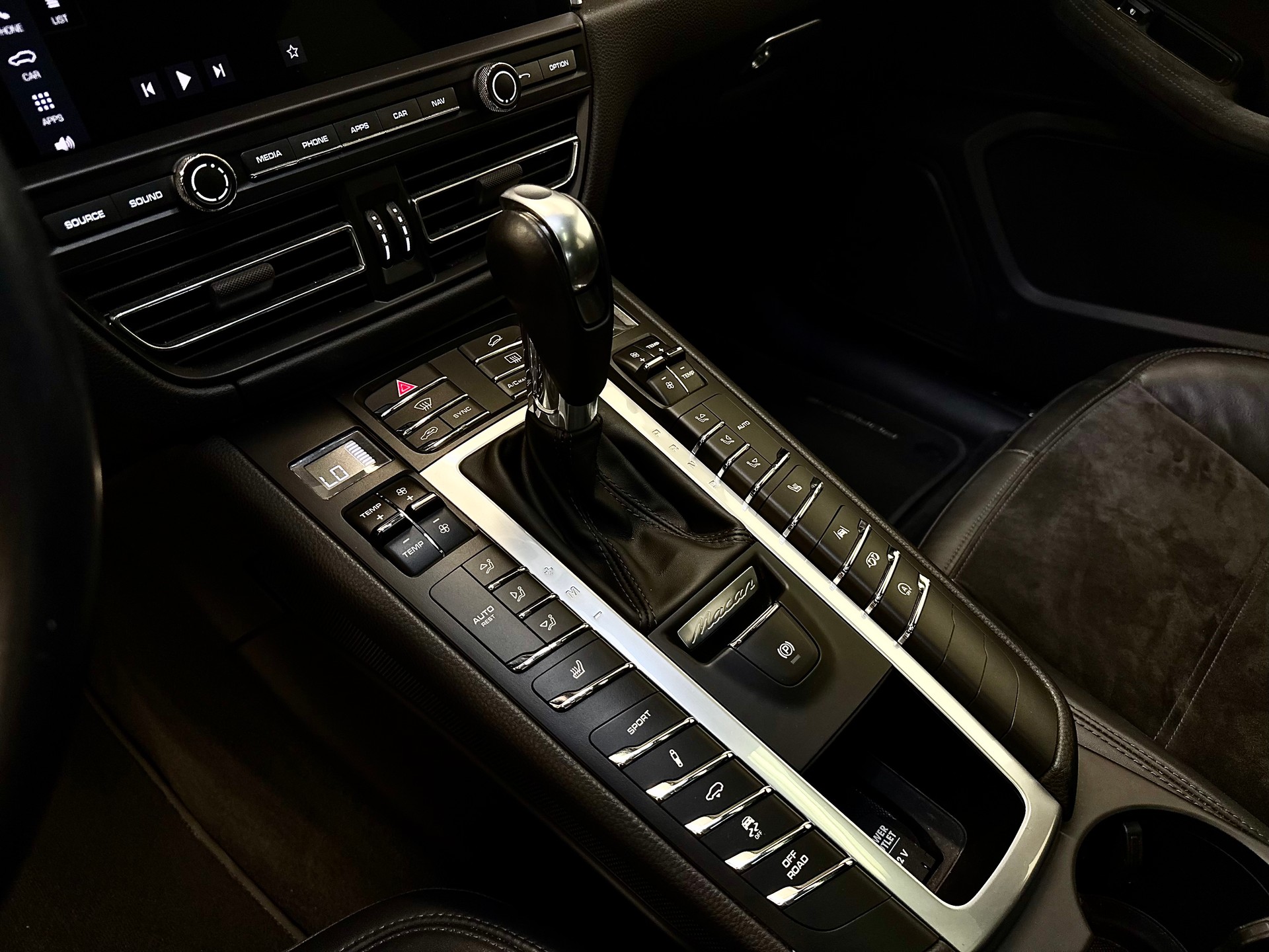 PORSCHE Macan GTS PDK-image-18