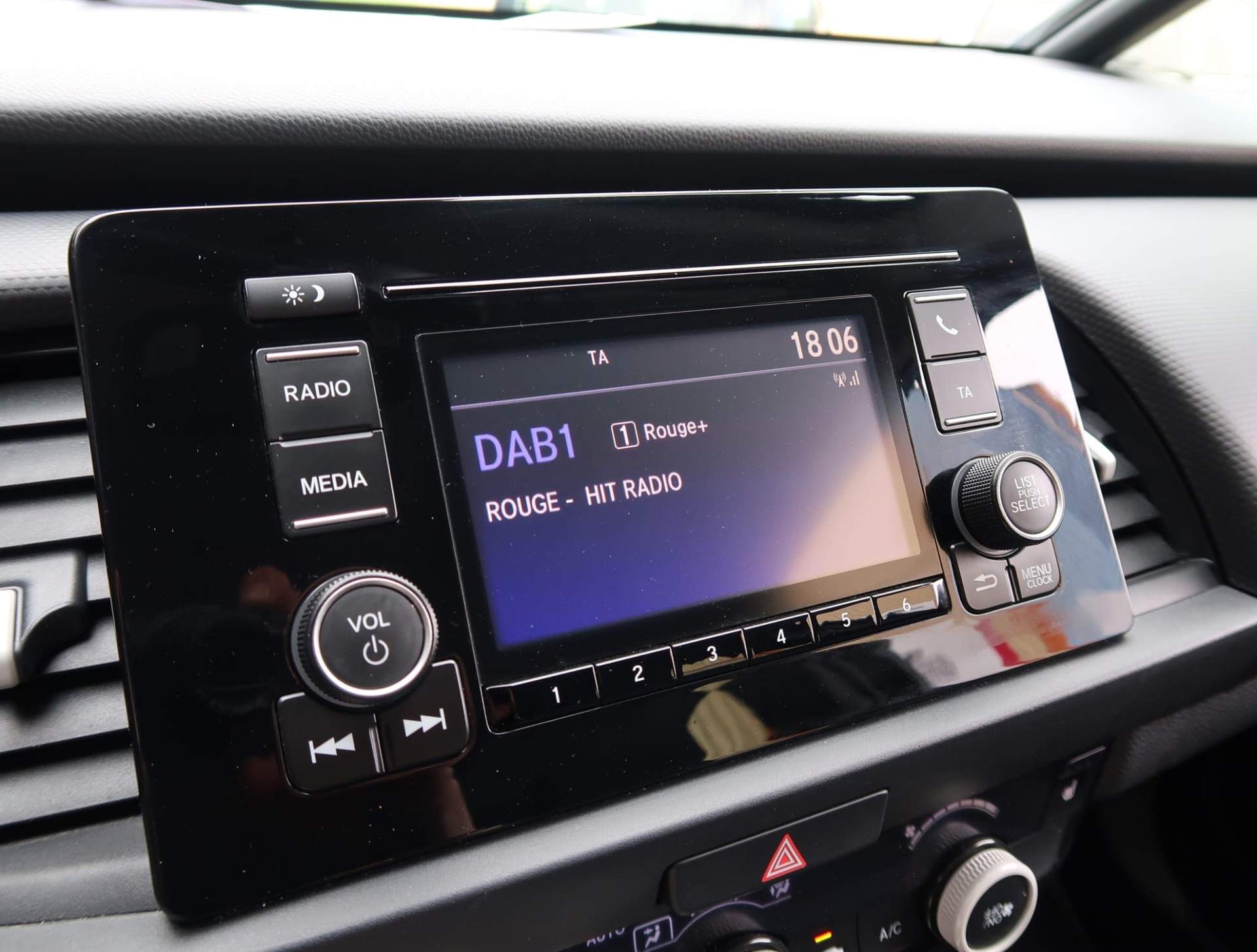 HONDA Jazz 1.5i-MMD Elegance CVT-image-20