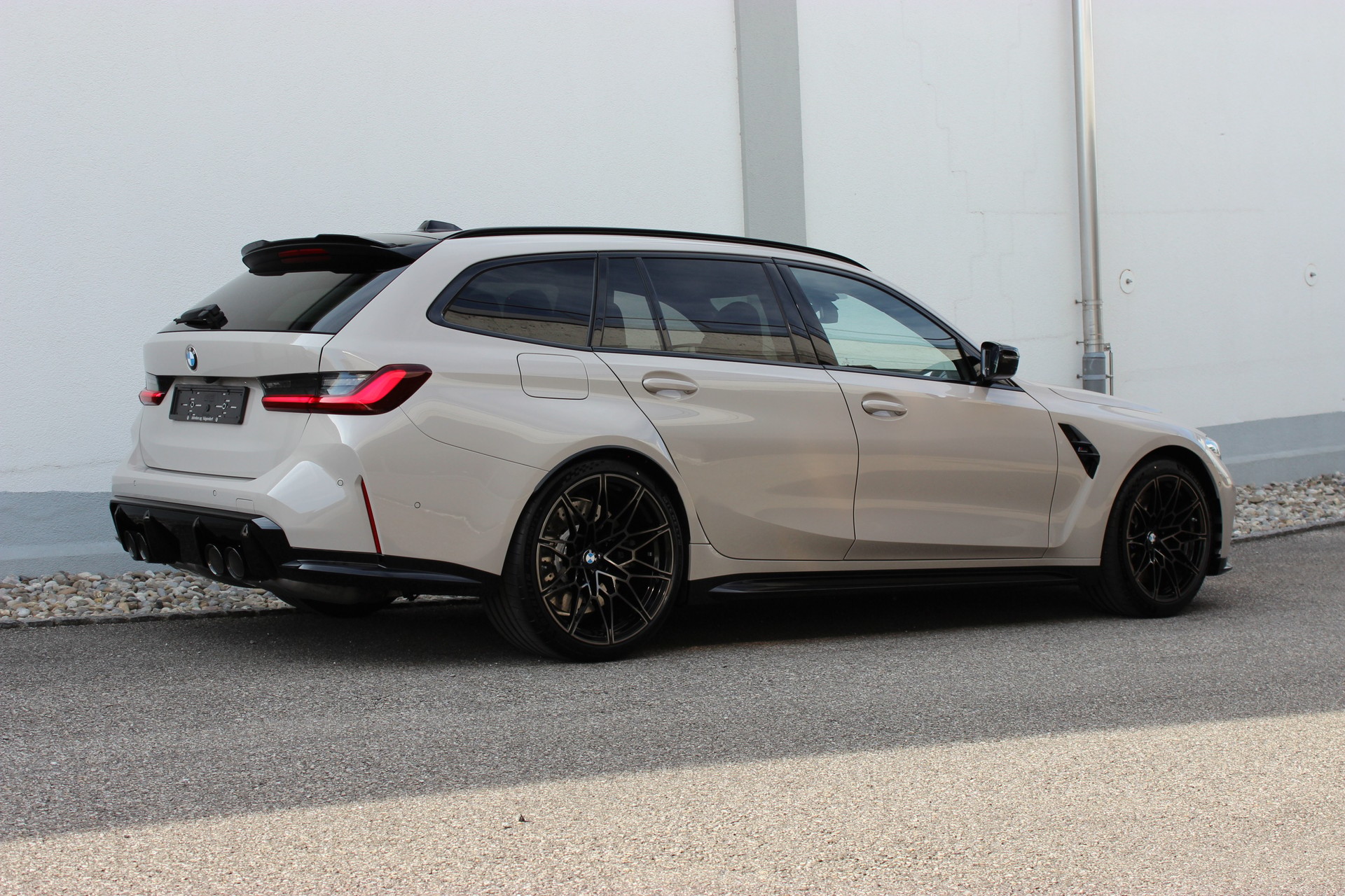 BMW M3 Touring xDrive Competition Individual dune grey *1.9%-LEASINGAKTION*-image-0