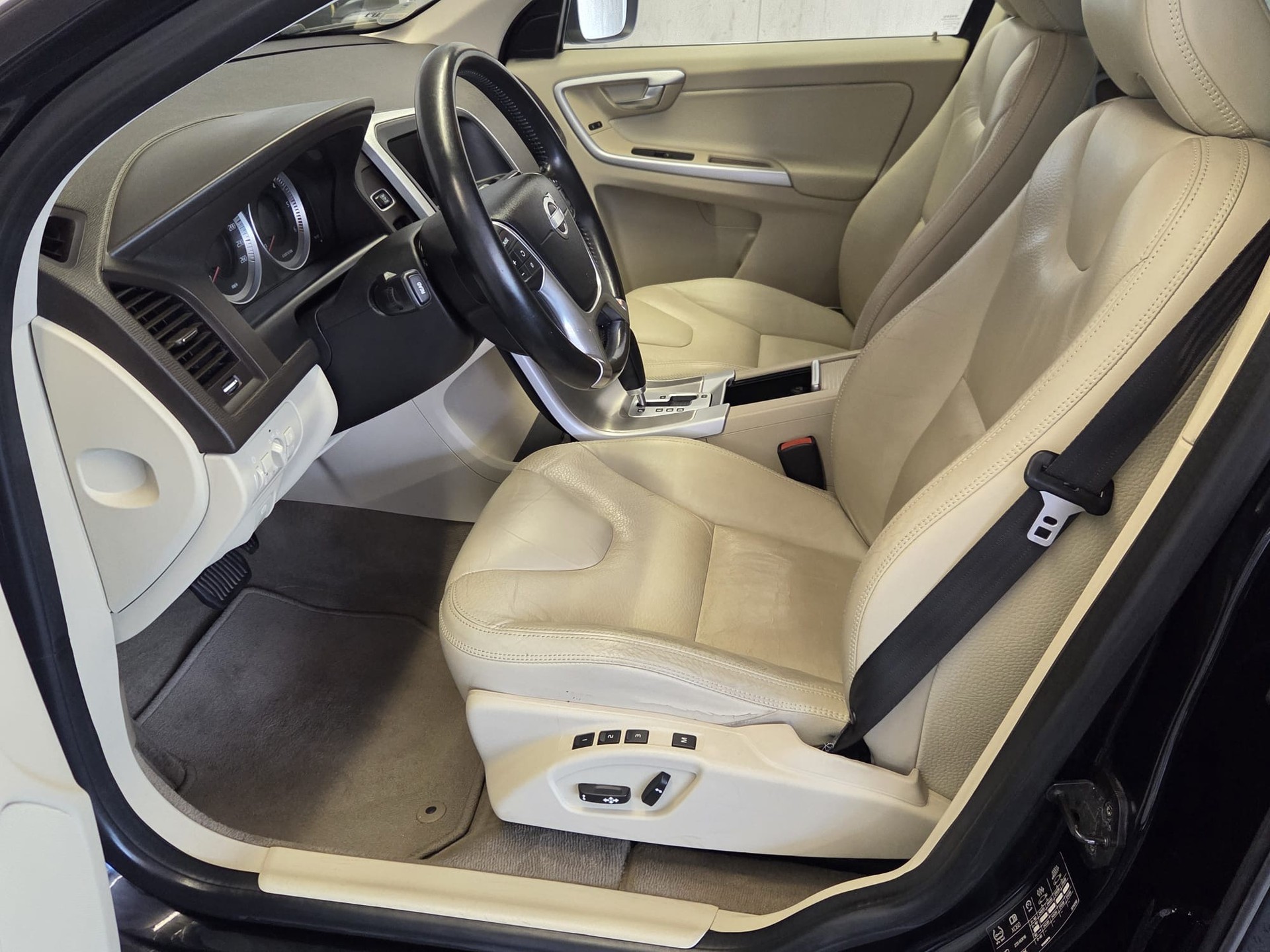 VOLVO XC60 D5 AWD Momentum-image-9
