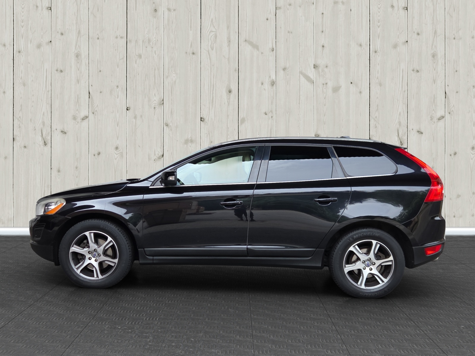 VOLVO XC60 D5 AWD Momentum-image-3