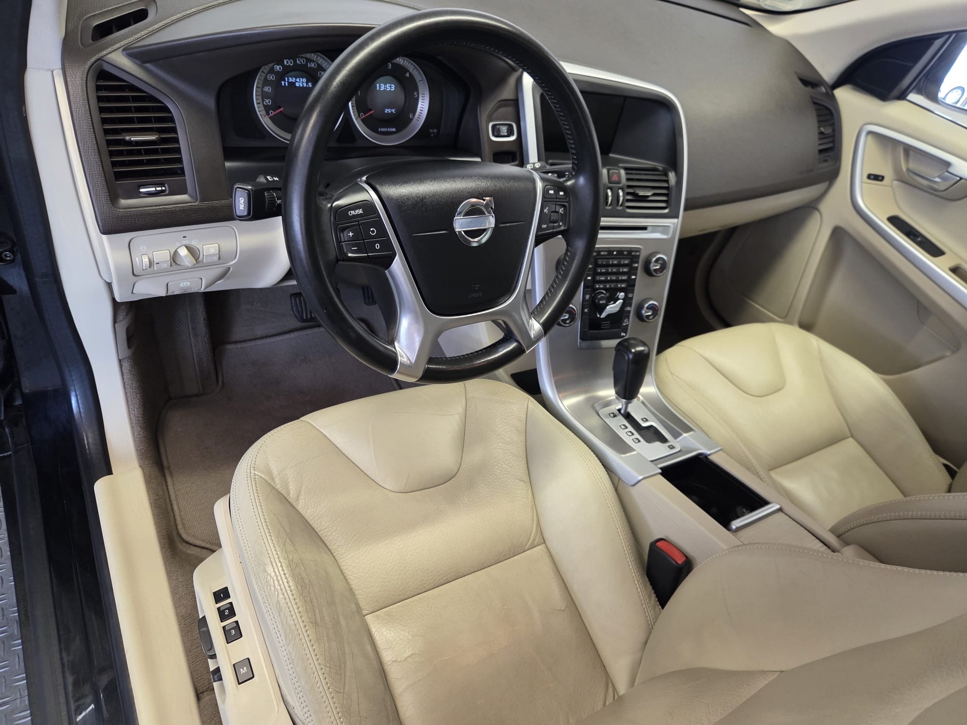 VOLVO XC60 D5 AWD Momentum-image-10