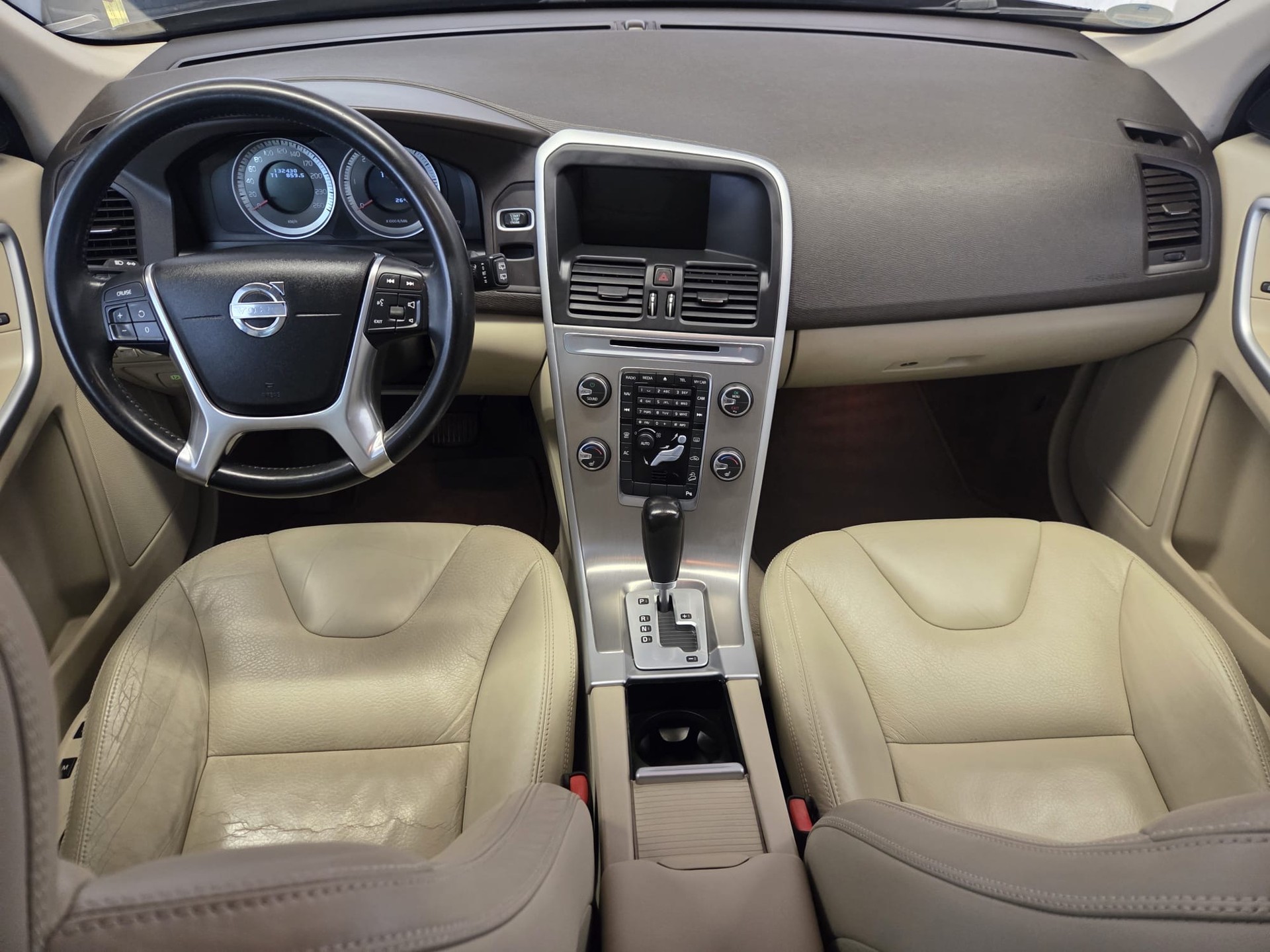 VOLVO XC60 D5 AWD Momentum-image-8