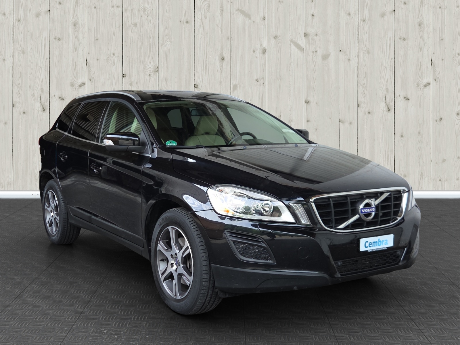 VOLVO XC60 D5 AWD Momentum-image-0