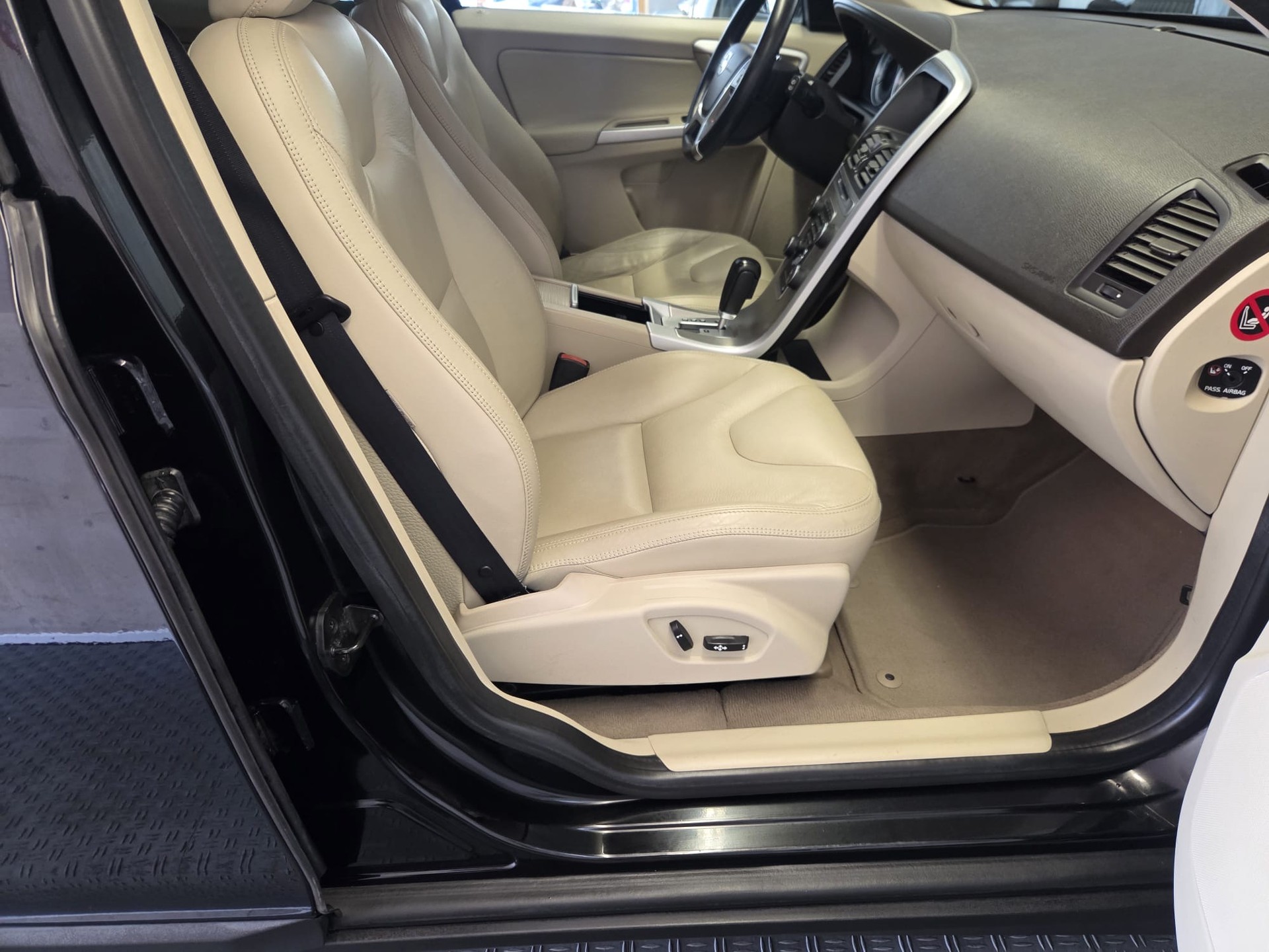 VOLVO XC60 D5 AWD Momentum-image-11
