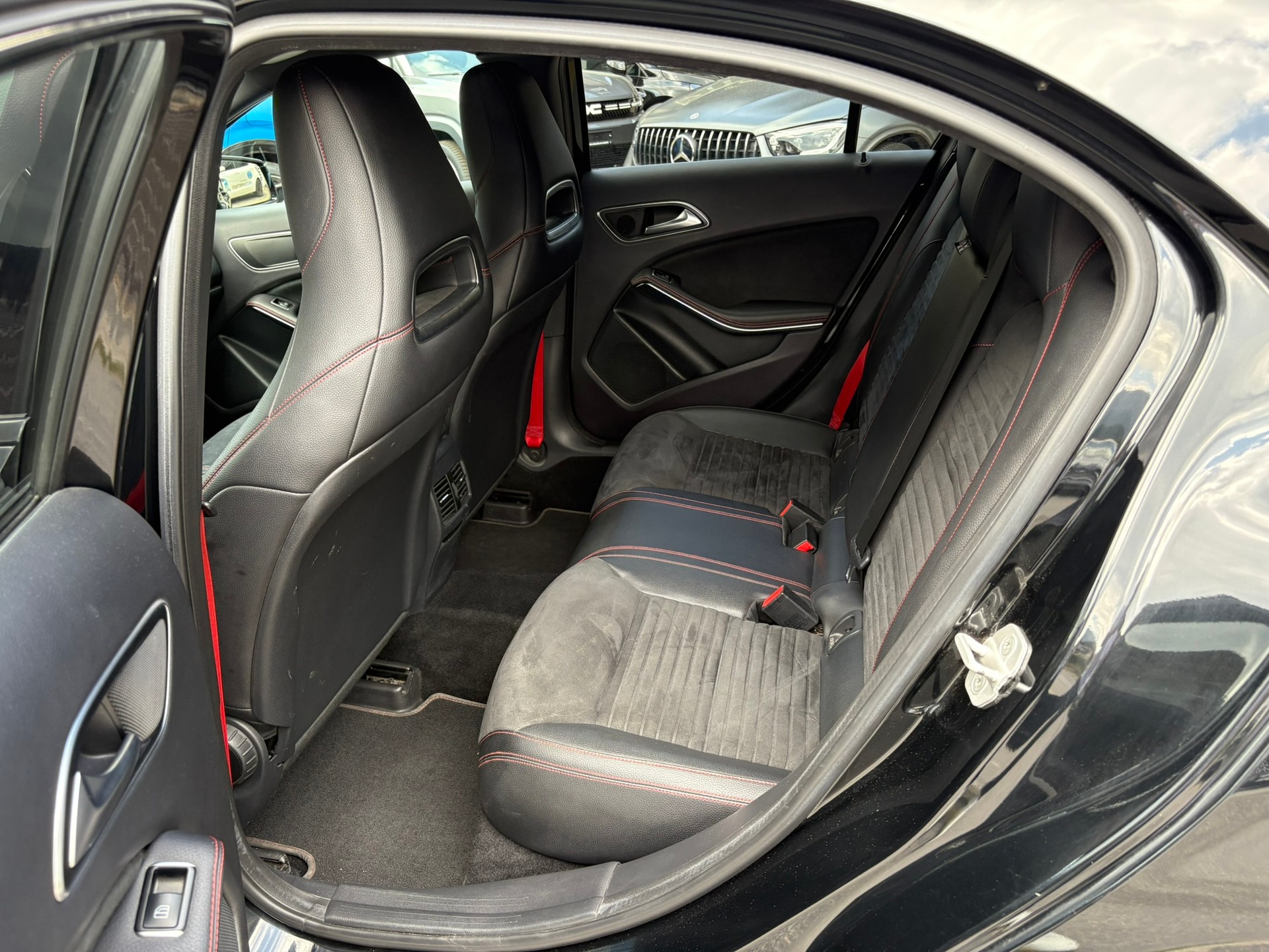 MERCEDES-BENZ A 250 Sport 4Matic-image-12