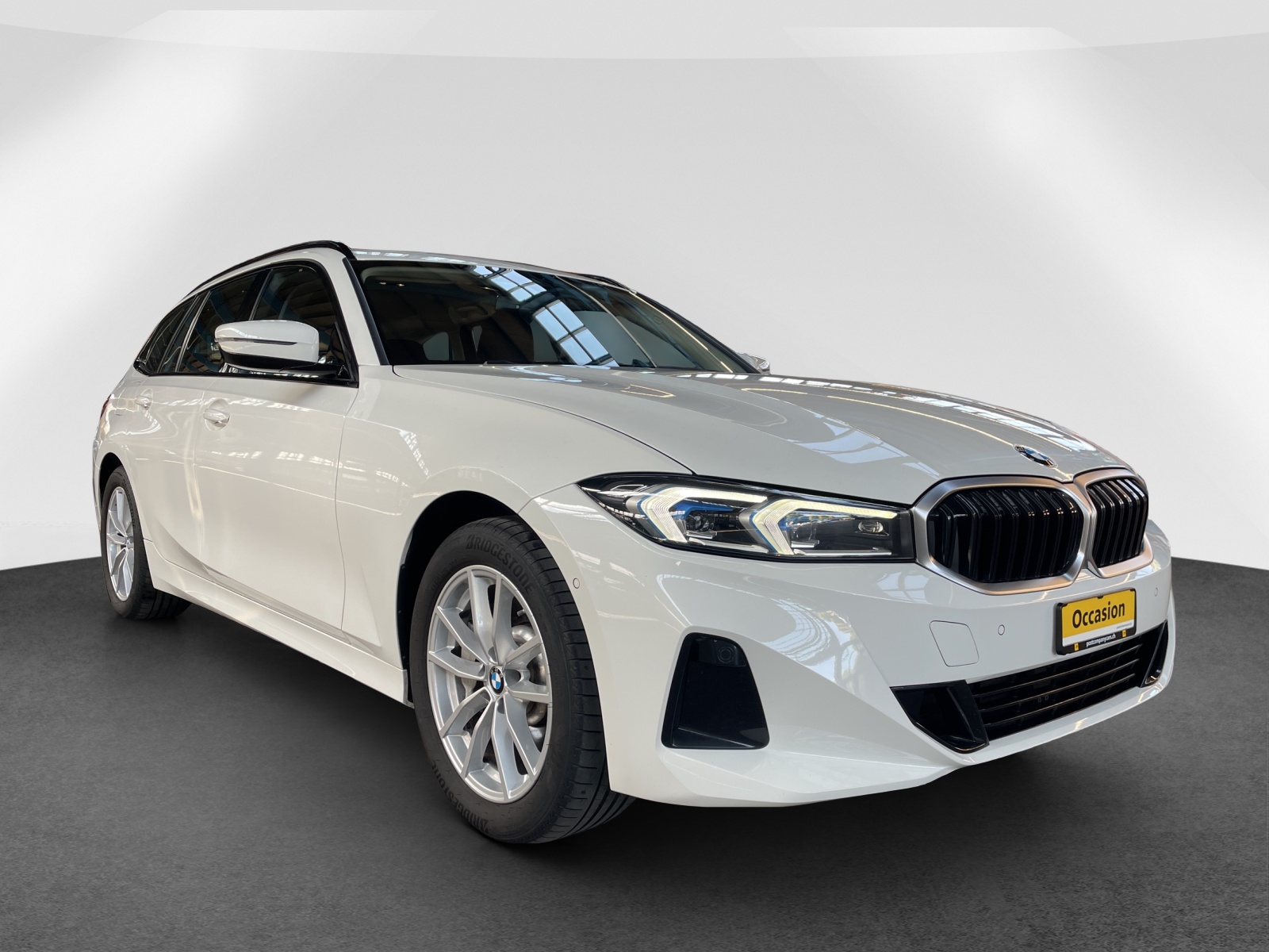 BMW 330i xDrive Touring-image-0