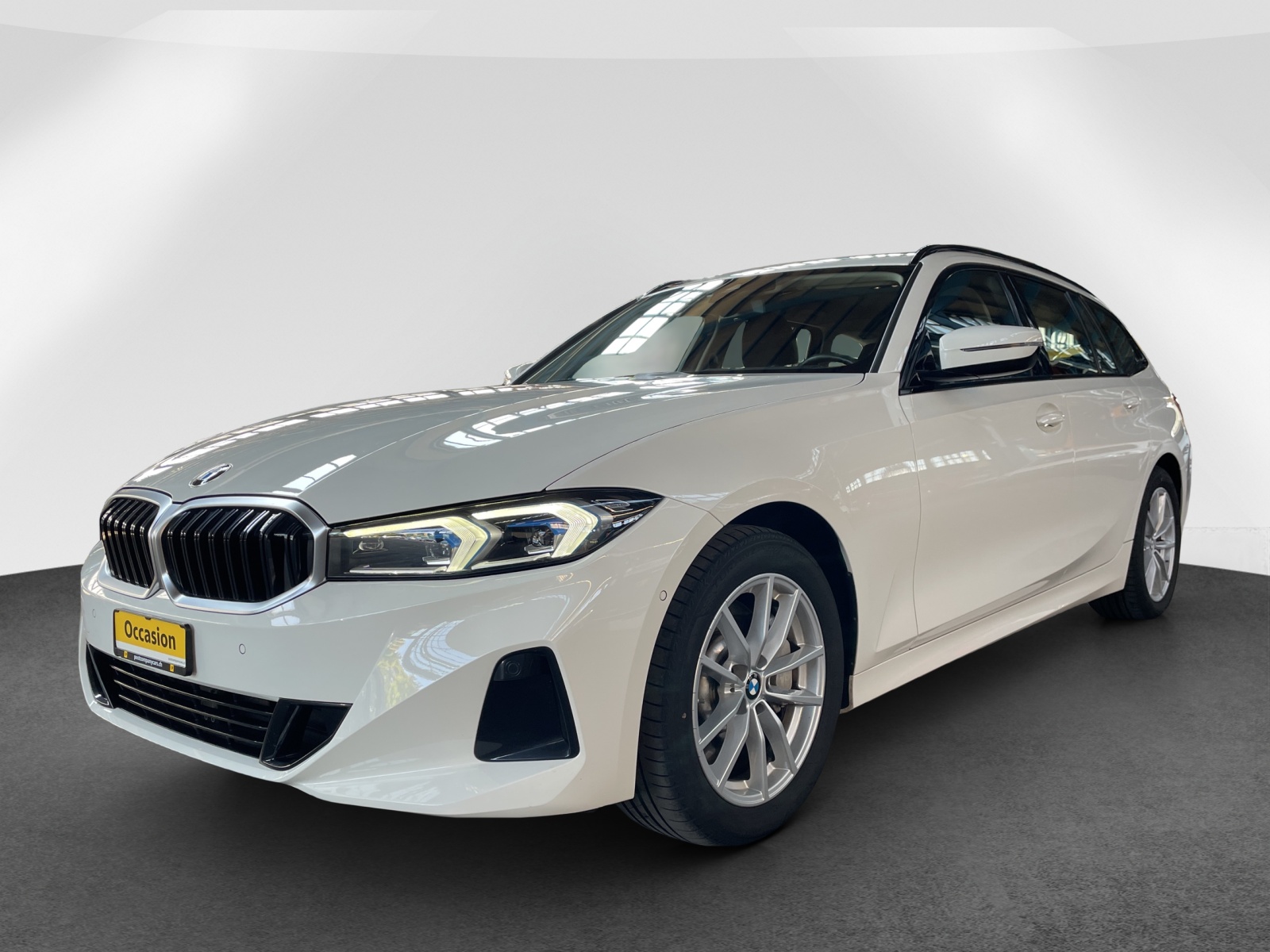 BMW 330i xDrive Touring-image-2