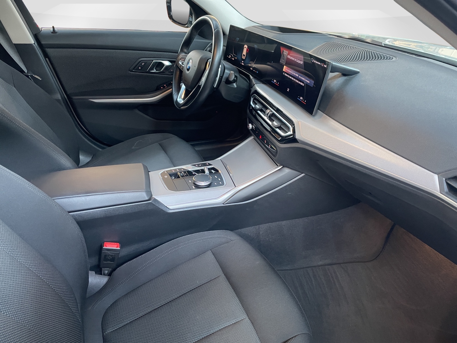 BMW 330i xDrive Touring-image-8
