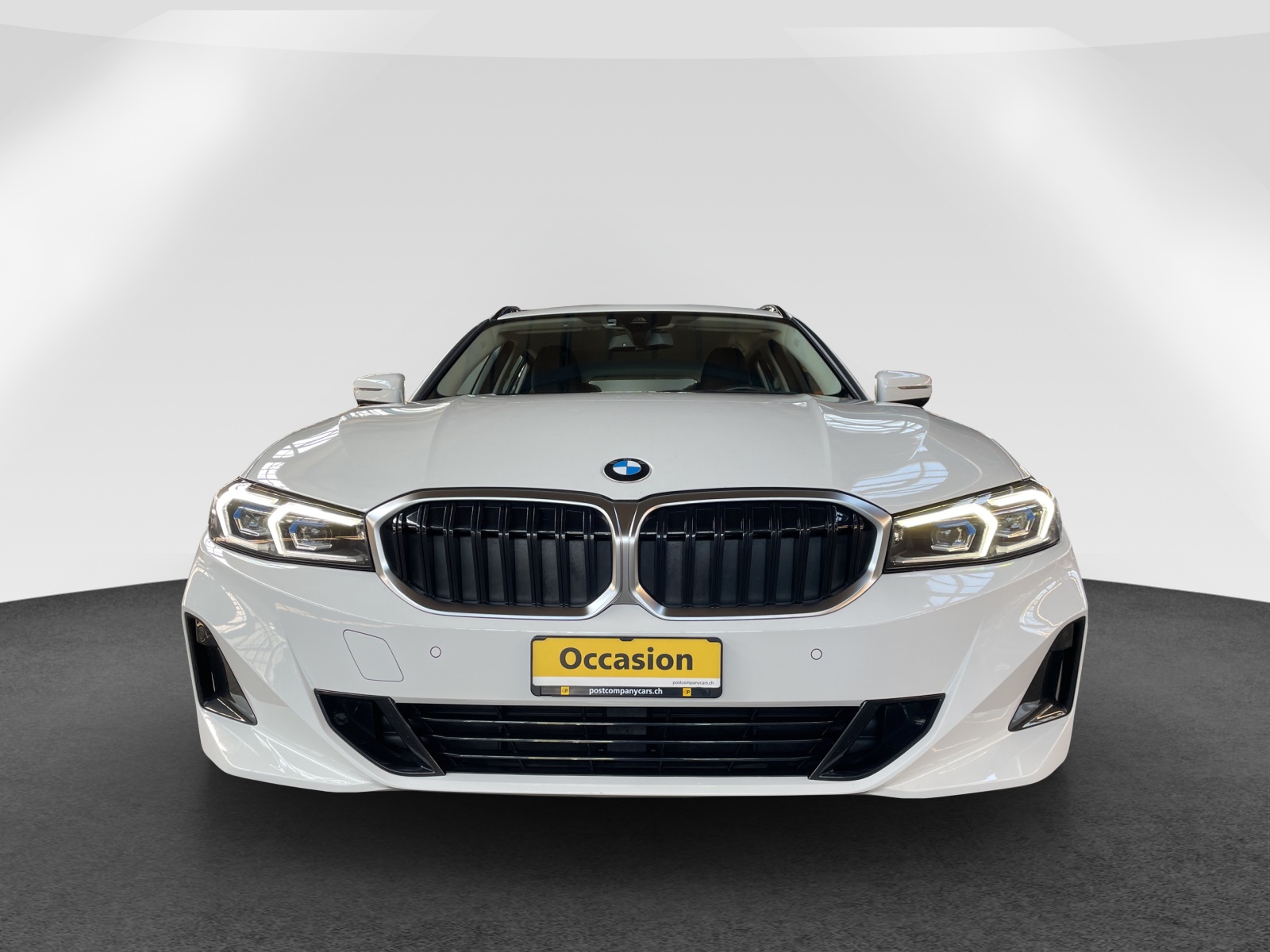 BMW 330i xDrive Touring-image-1