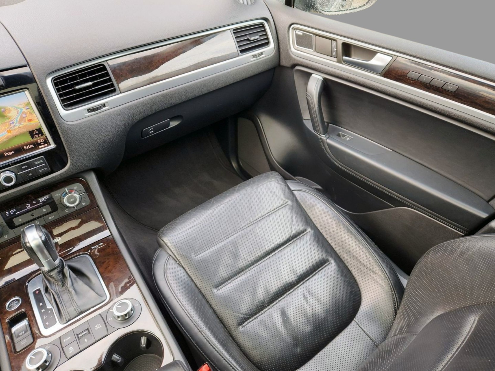 VW Touareg 3.0 TSI Hybrid Tiptronic-image-12