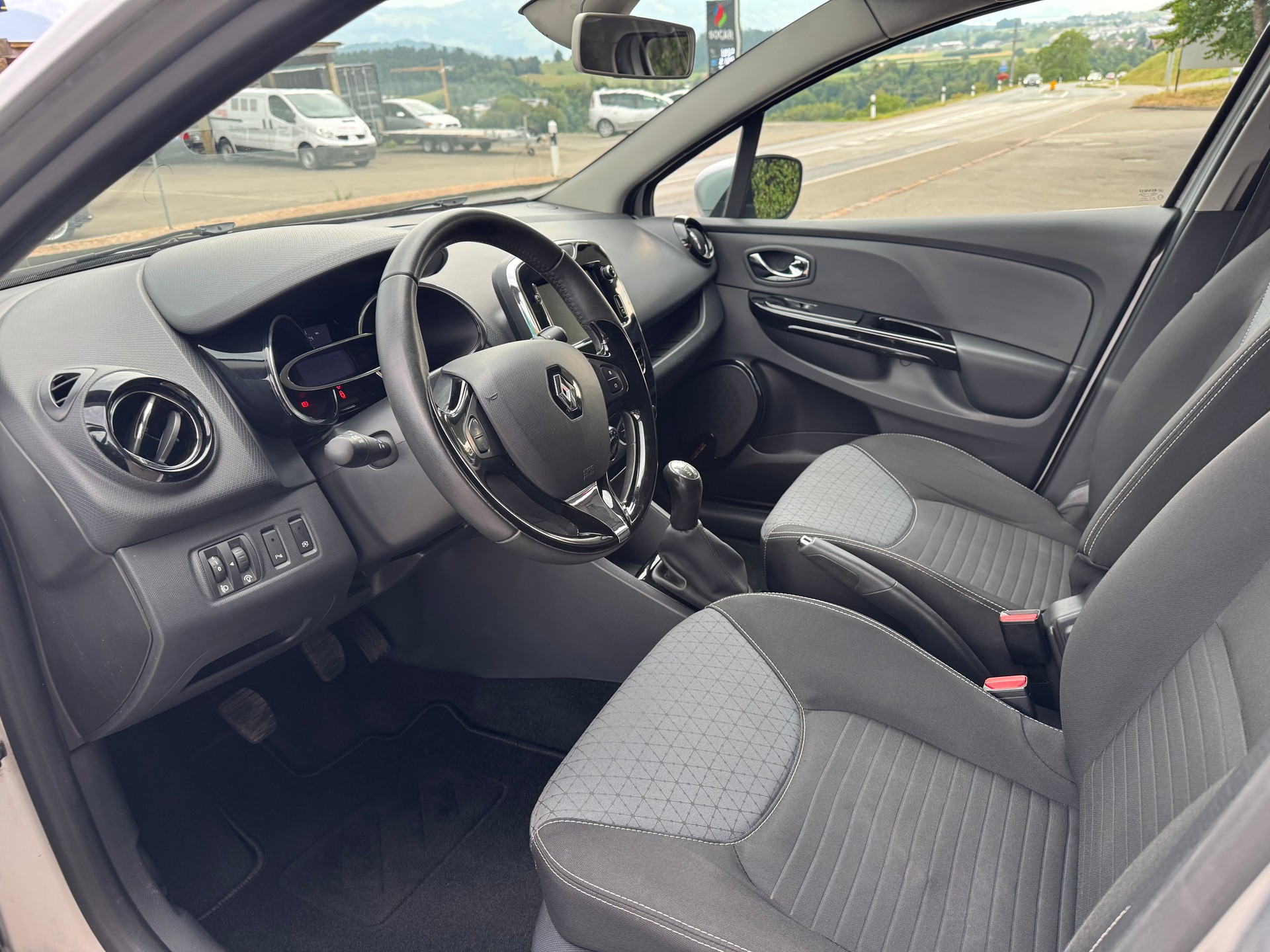 RENAULT Clio Grandtour 0.9 12V Swiss Edition-image-4